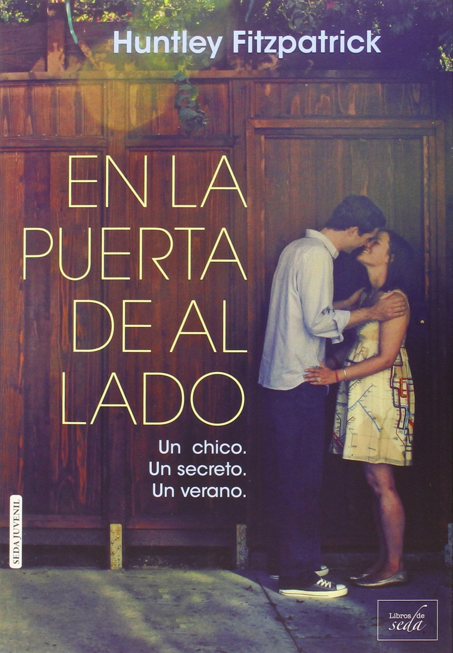 En la puerta de al lado/ My Life Next Door book
