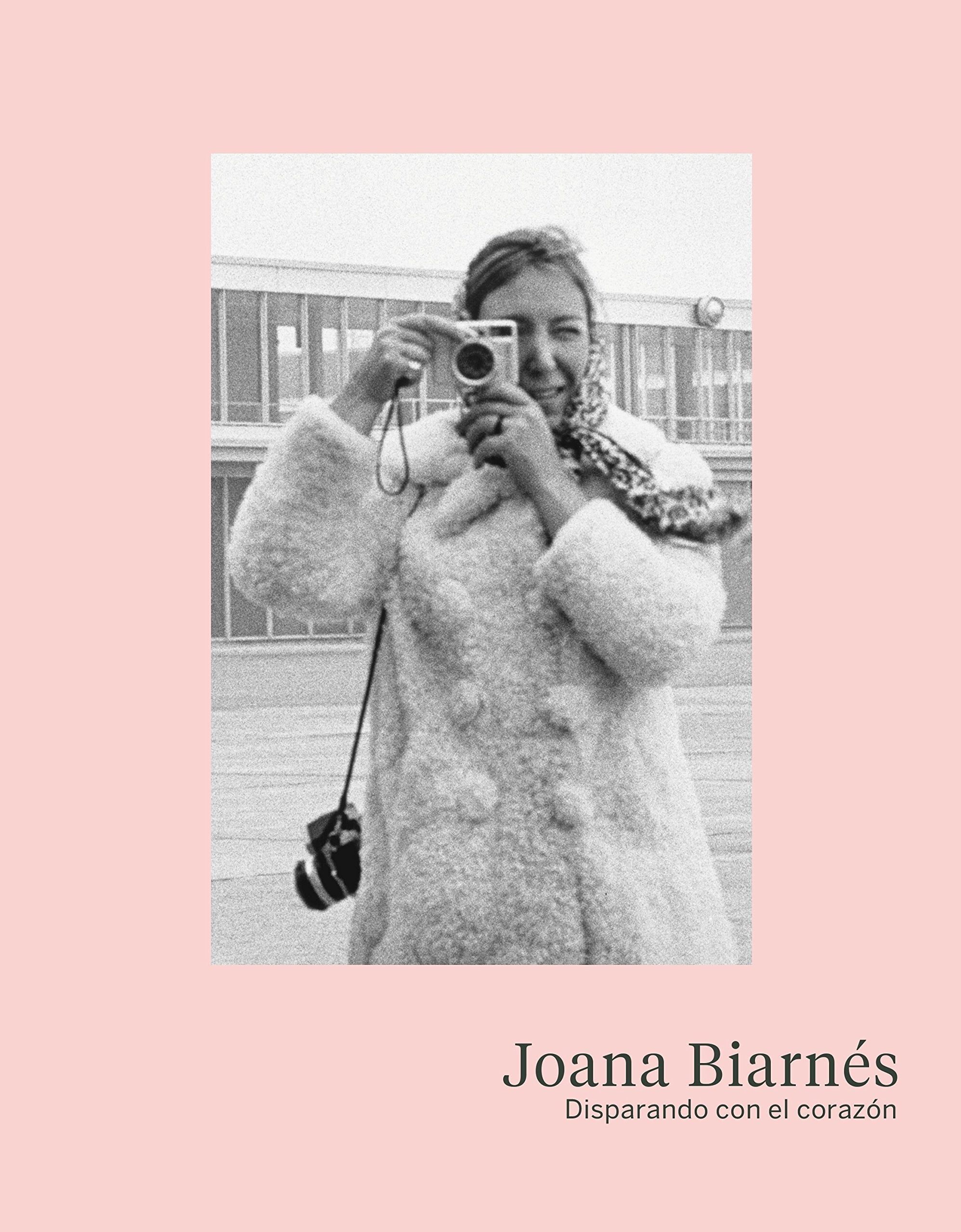 Joana Biarnés, Disparando con el corazón Social Sciences