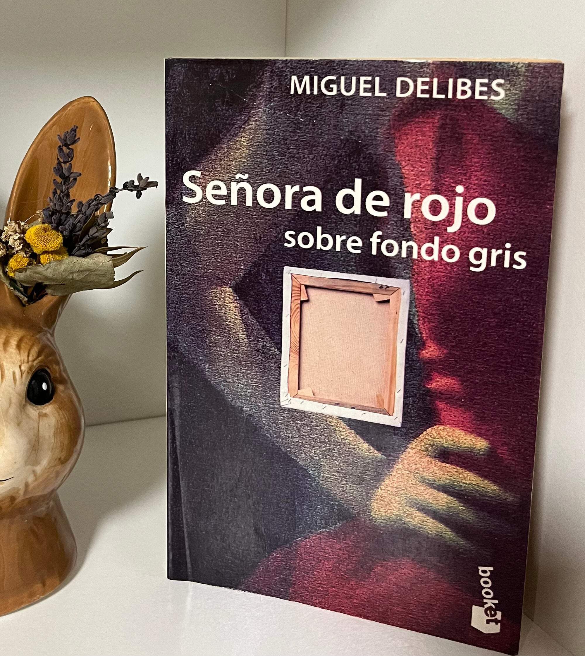 Senora De Rojo Sobre Fondo Gris Books