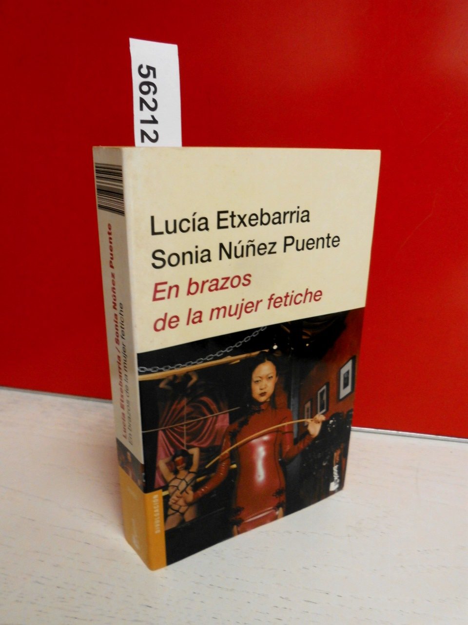 En brazos de la mujer fetiche (Divulgación) Essays & Short Stories
