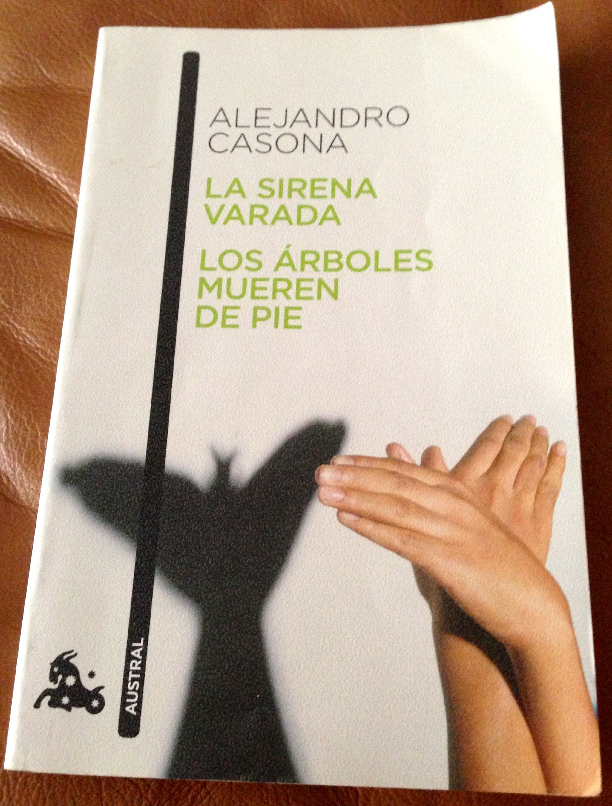 LA Sirena Varada Los Arboles Mueren De Pie book