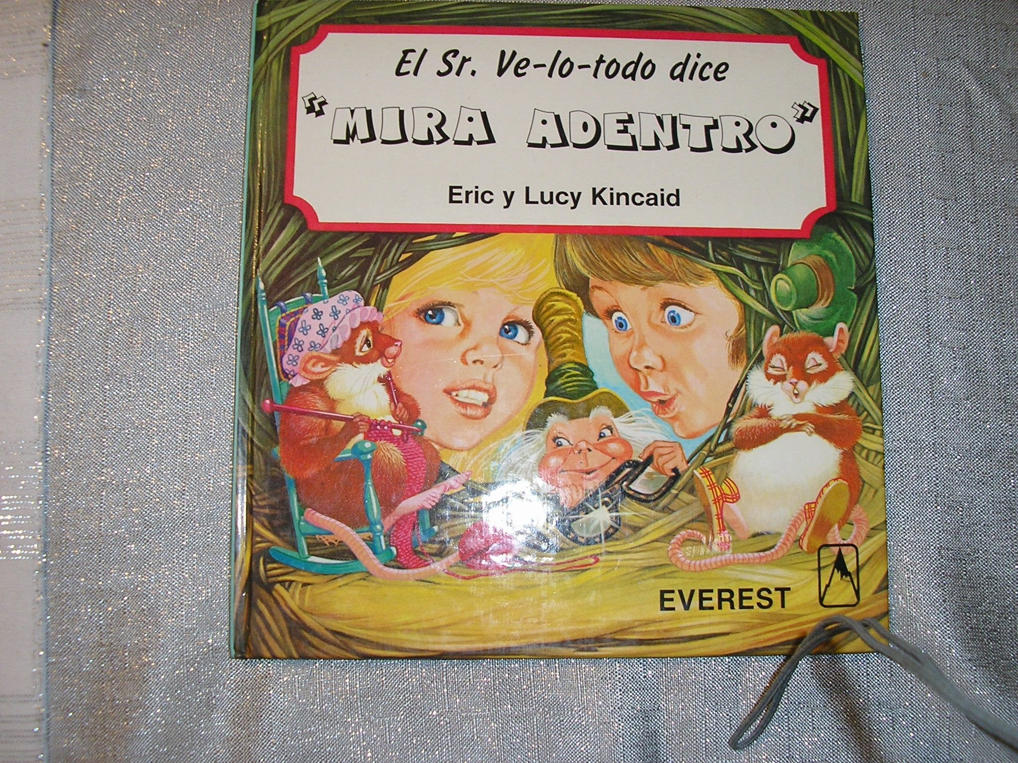 El Sr. Ve-lo-todo dice "Mira adentro" Books