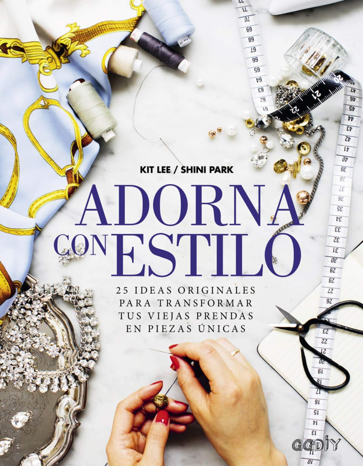 Adorna con estilo: 25 ideas originales para transformar tus viejas prendas en piezas únicas book