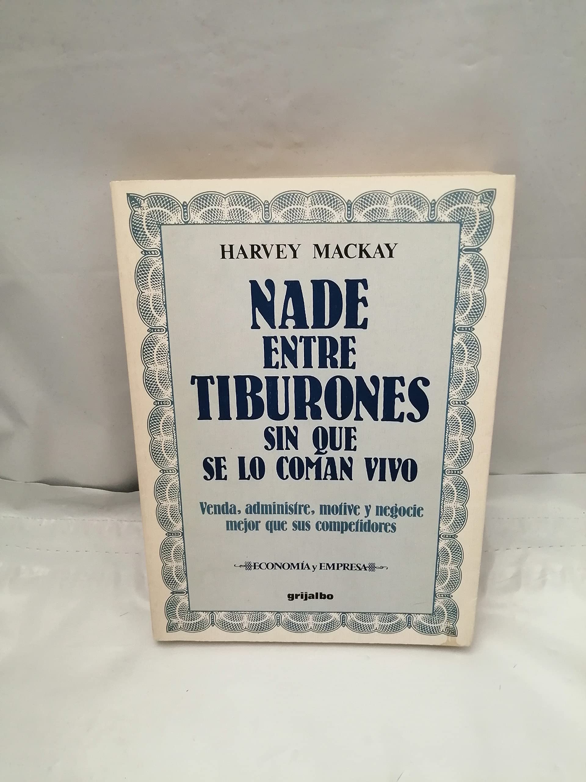 NADE ENTRE TIBURONES SIN QUE SE LO COMAN VIVO. book