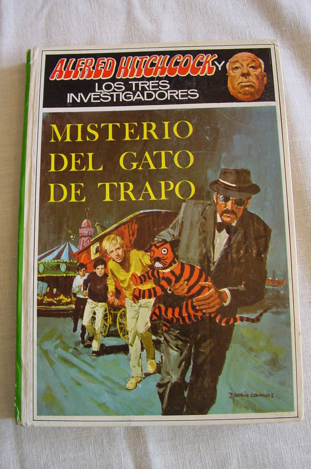Misterio Del Gato De Trapo (ALFRED HITCHCOCK Y LOS TRES INVESTIGADORES/THE MYSTERY OF THE CROOKED CAT) Books