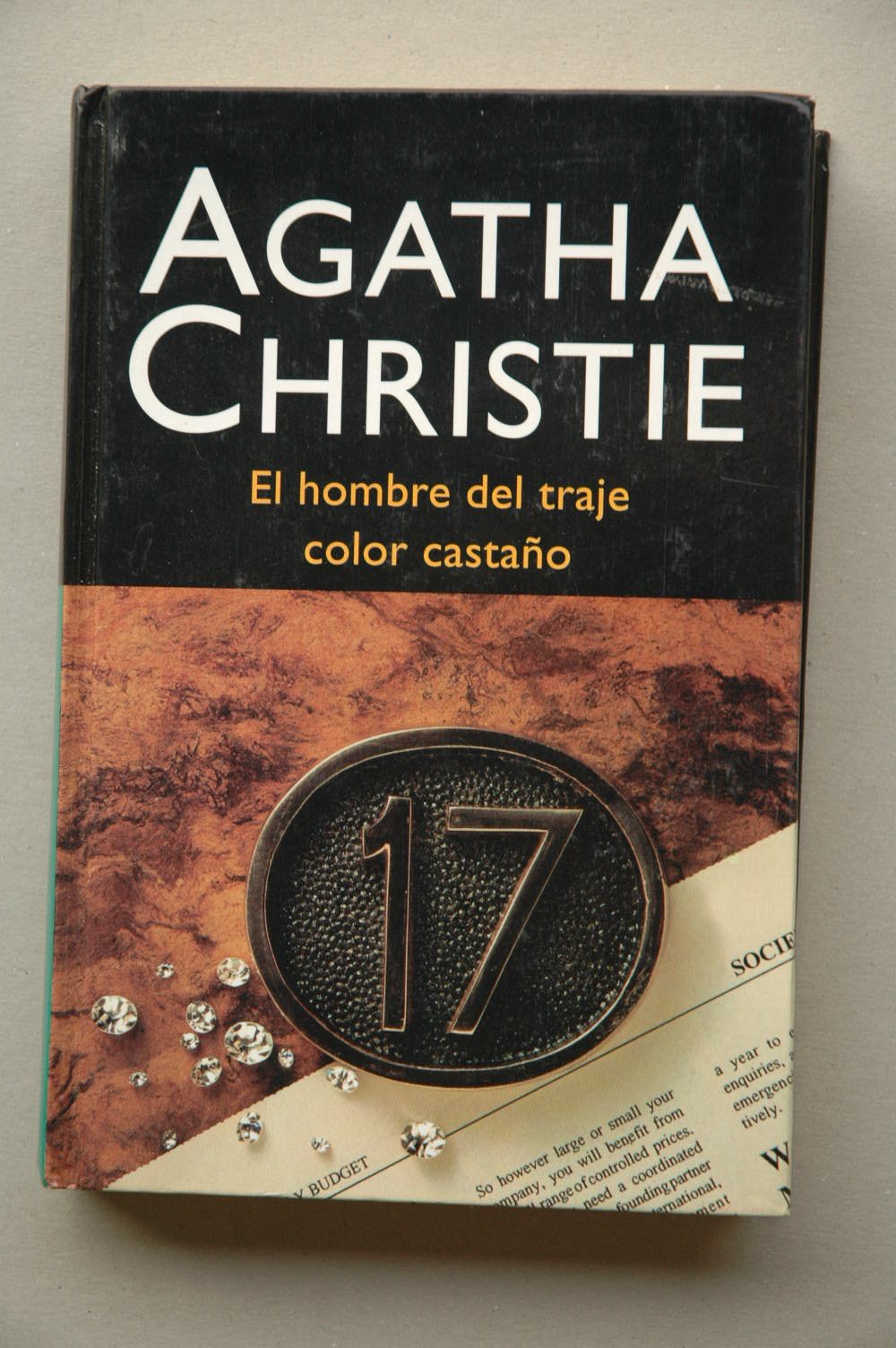 El hombre del traje color castaño book