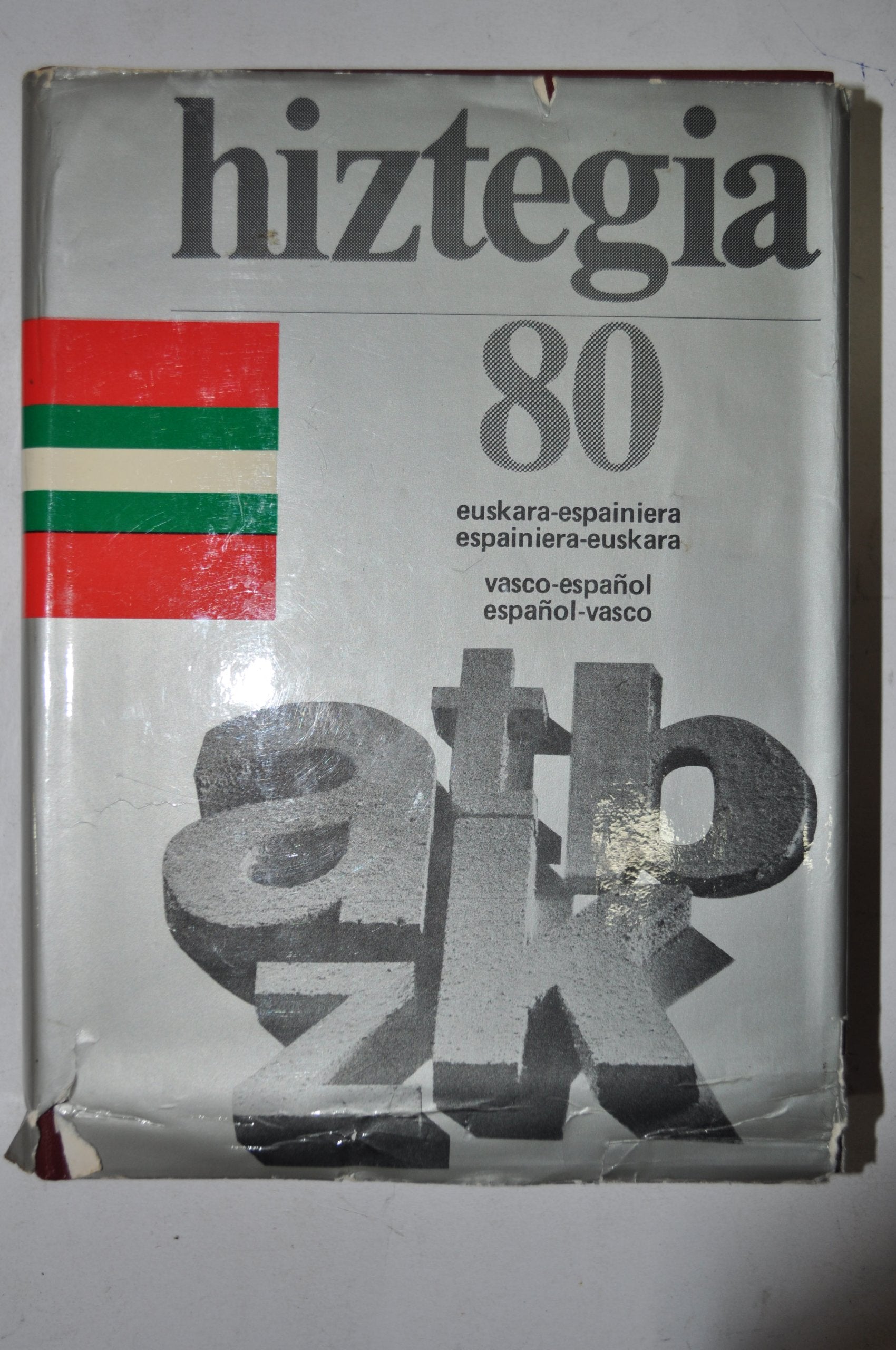 Hiztegia bi mila: Euskara-espainiera, espainiera-euskara book