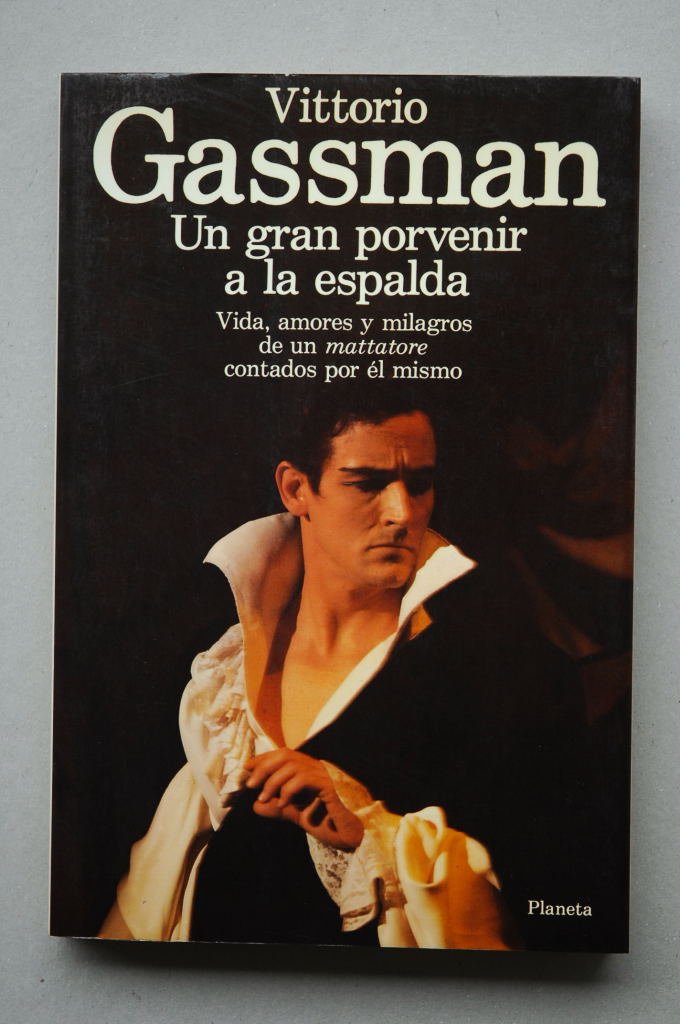 Un gran porvenir a la espalda : vida, amores y milagros de un mattatore contados por él mismo Books