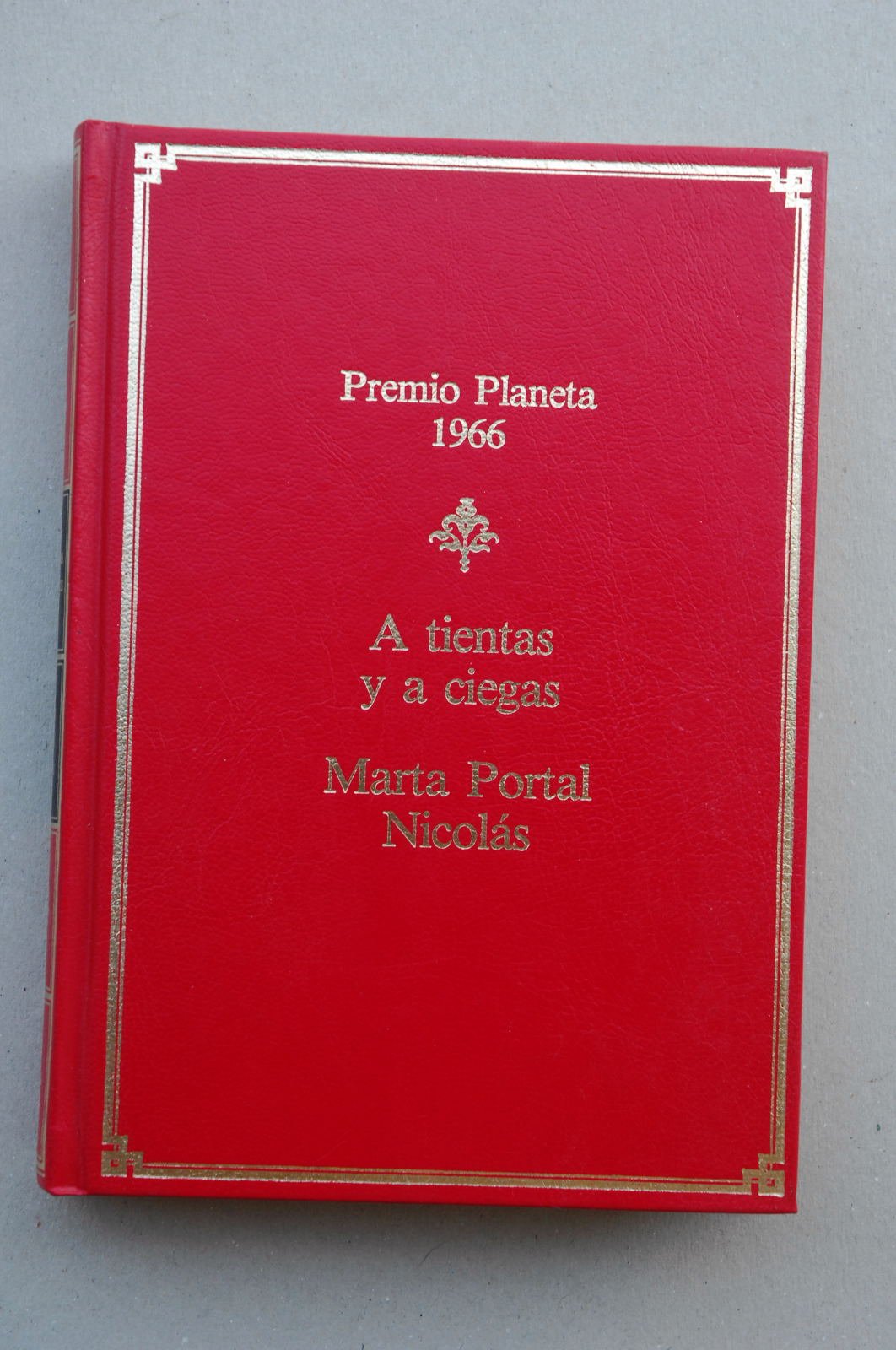 A tientas y a ciegas book