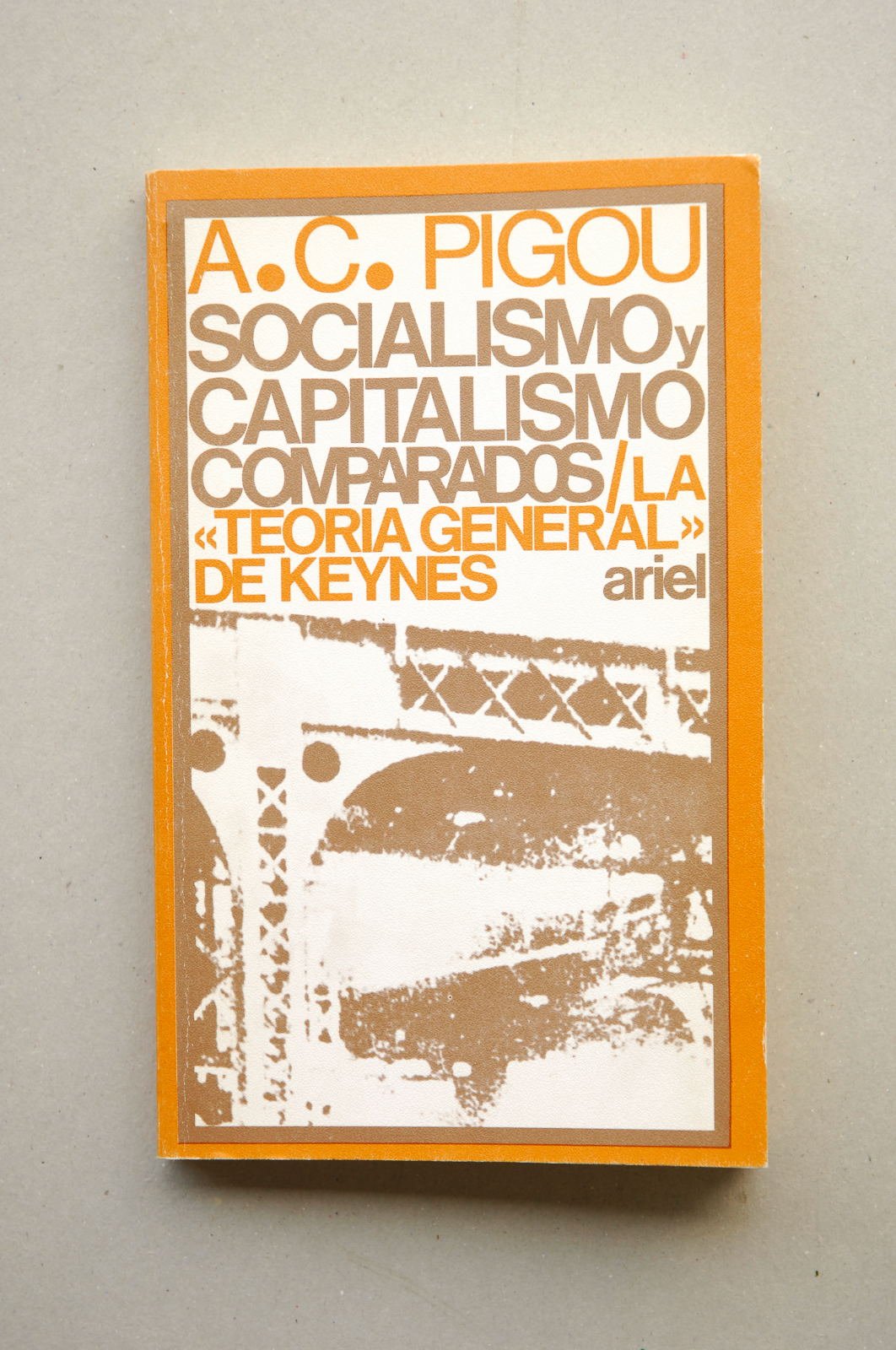 SOCIALISMO Y CAPITALISMO COMPARADOS/ LA TEORIA GENERAL DE KEYNES book
