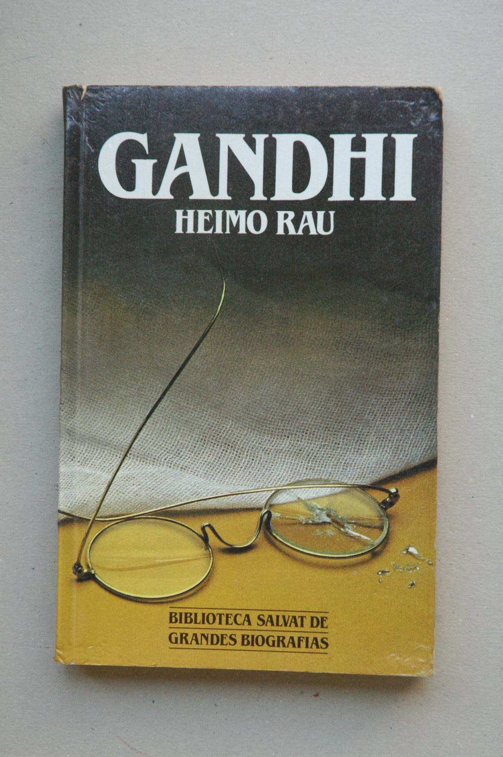 Gandhi / Heimo Rau ; prólogo Ramiro A. Calle ; book