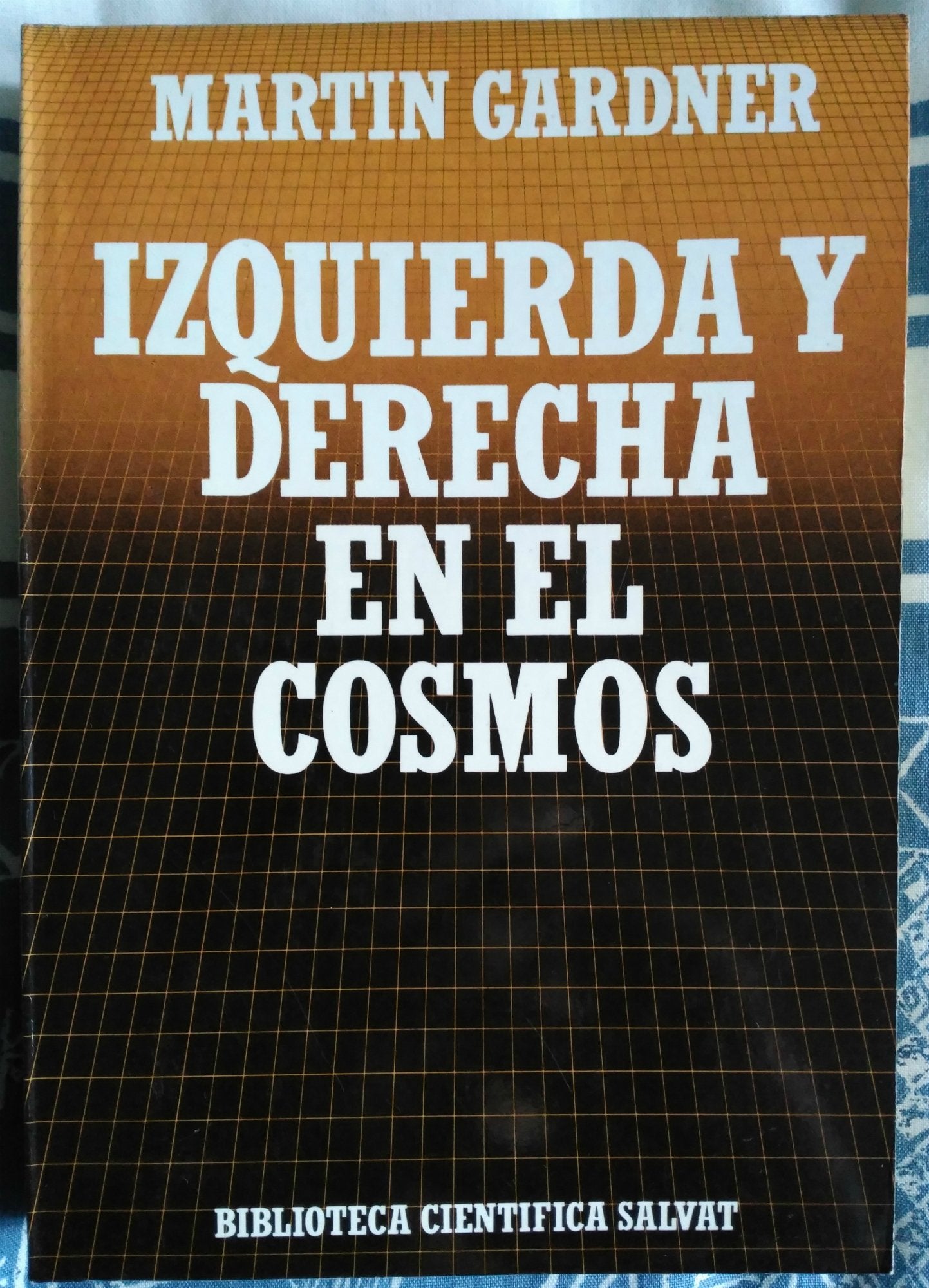 IZQUIERDA Y DERECHA EN EL COSMOS. Simetría y asimetría frente a la teoría de la inversión del tiempo book