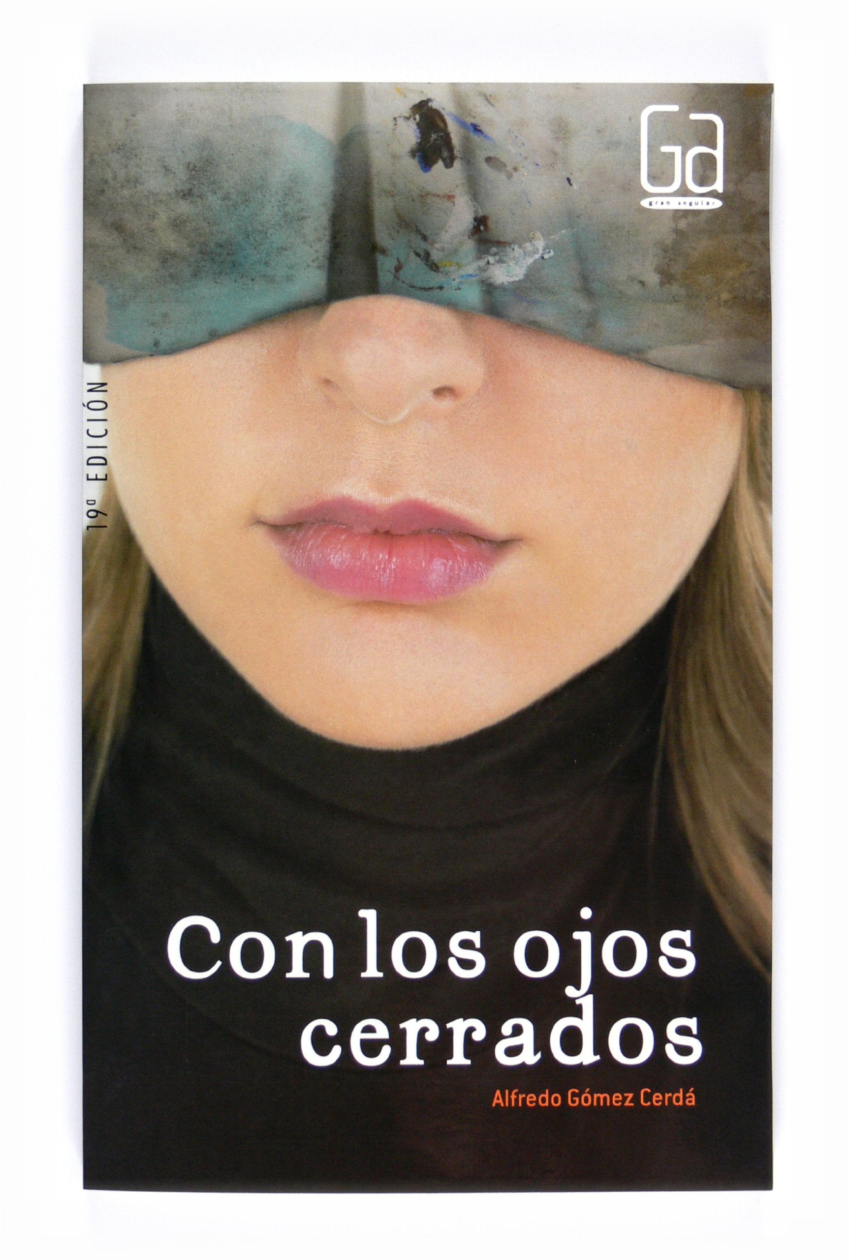 Con los ojos cerrados / With Closed Eyes book