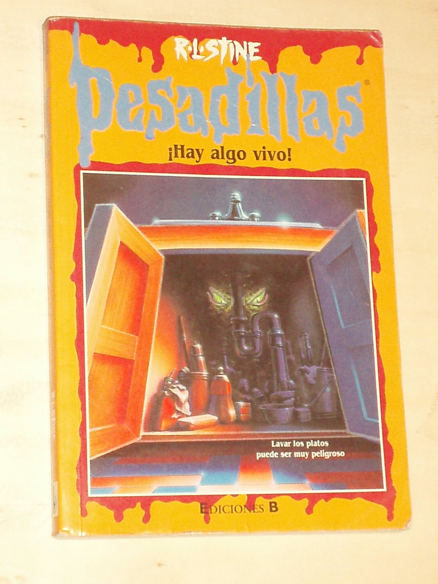 ¡hay algo vivo!("pesadillas") book