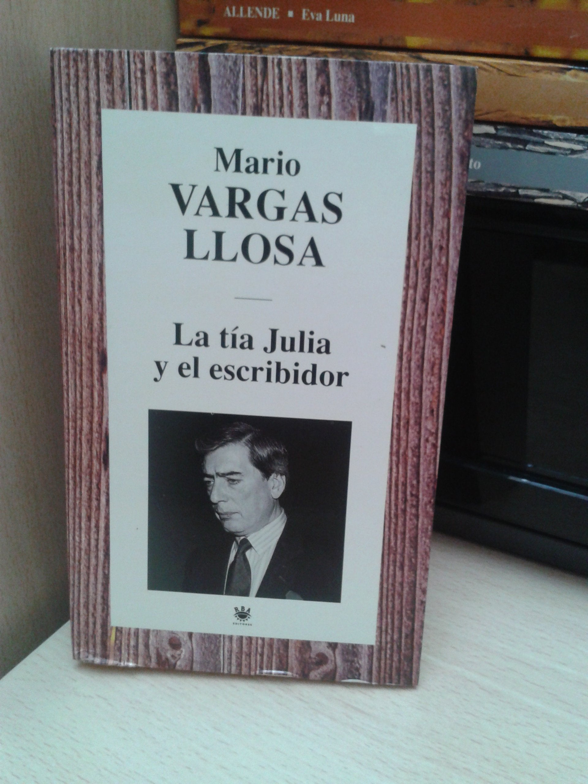 La tía Julia y el escribidor Books