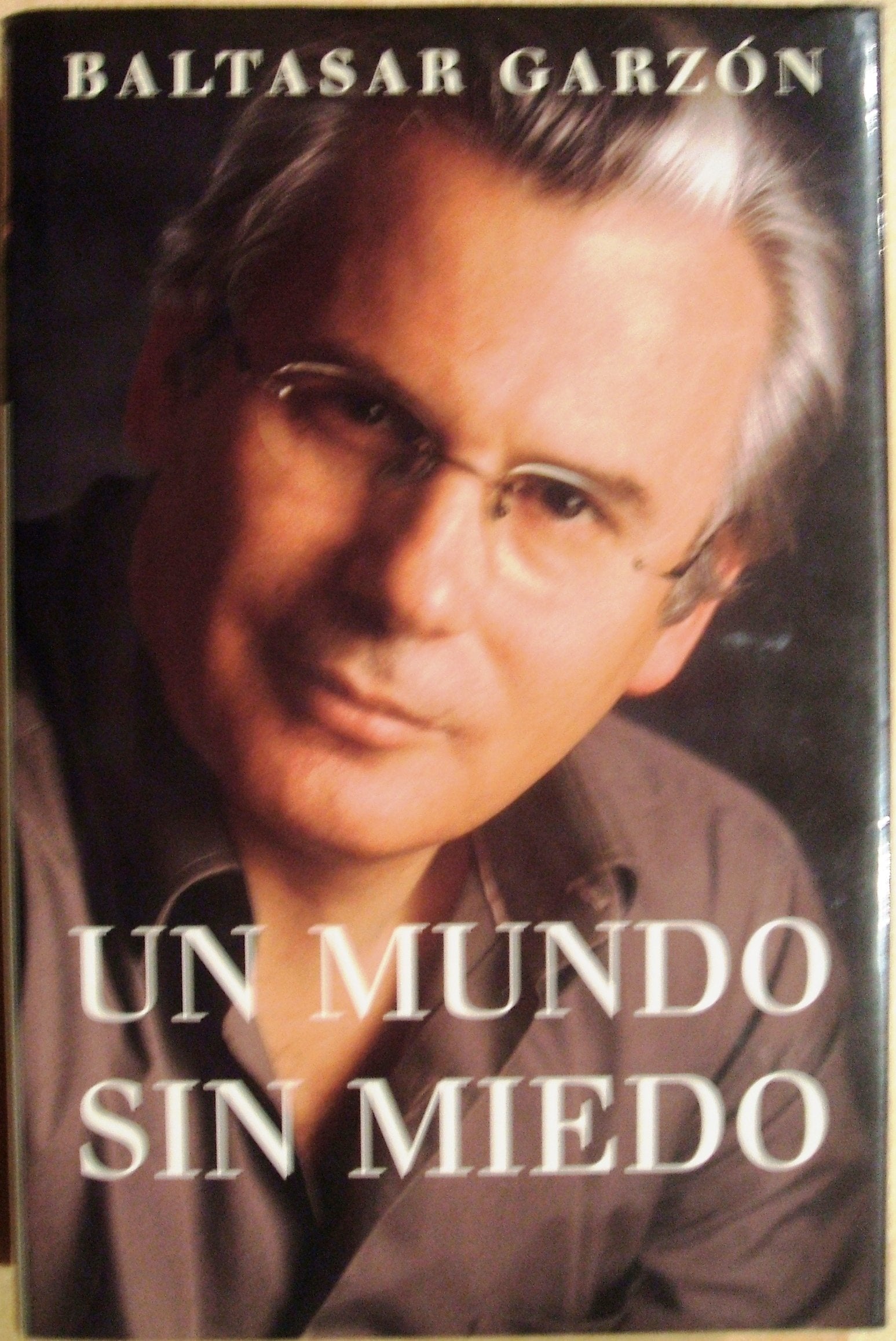 UN MUNDO SIN MIEDO. Books