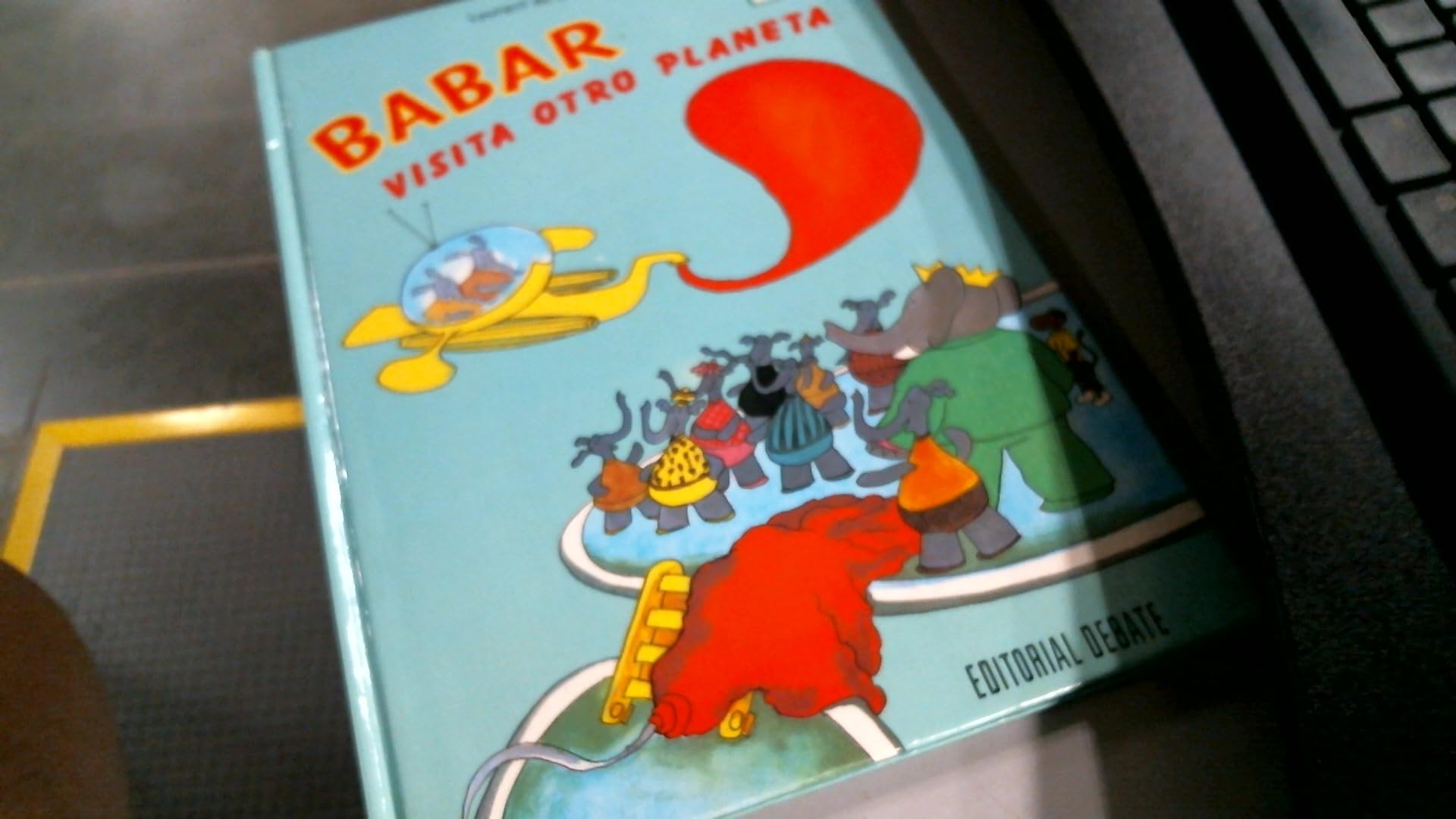 Babar visita otro planeta cartone book