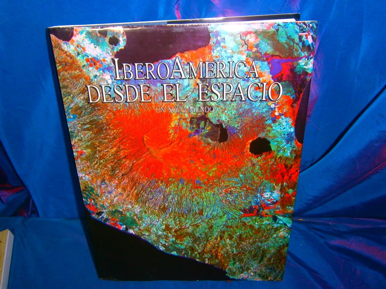 Iberoamerica desde el espacio : unsolo mundo book