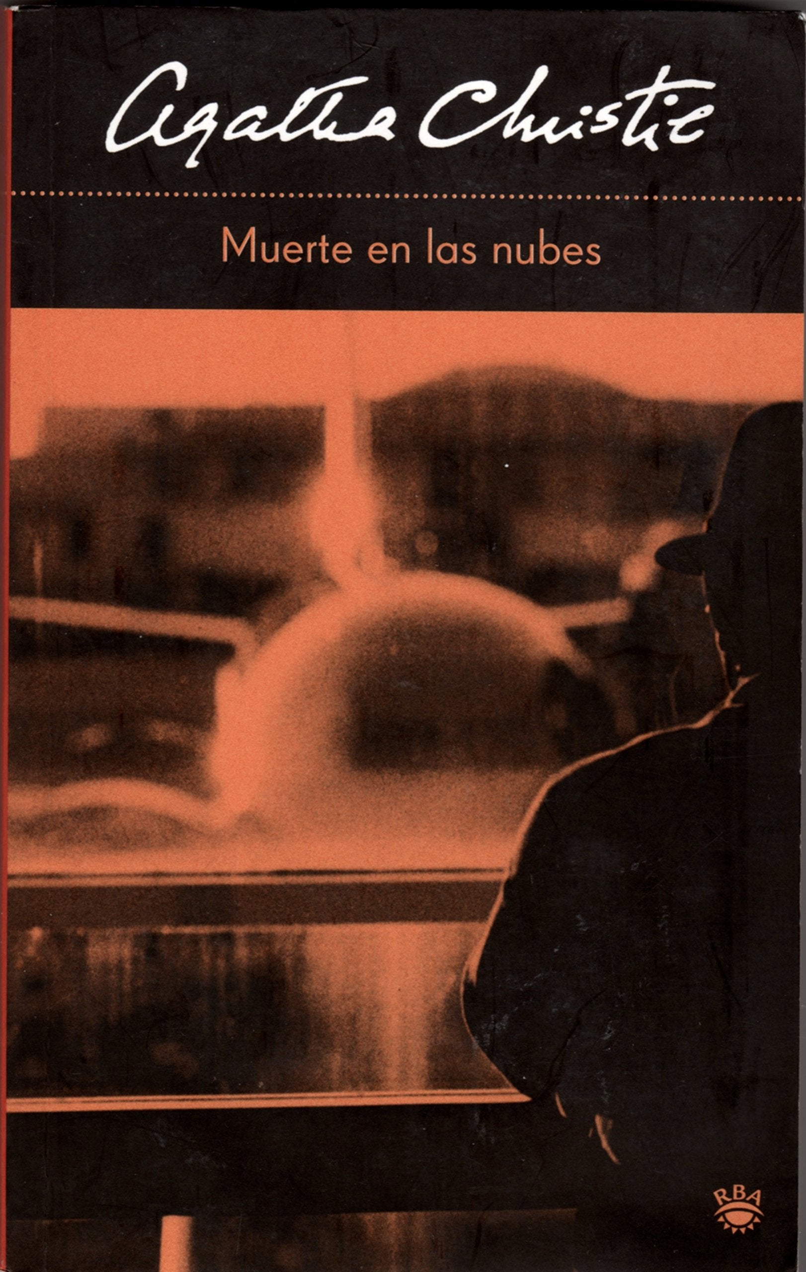 Muerte En Las Nubes/ Death in the Clouds Fiction