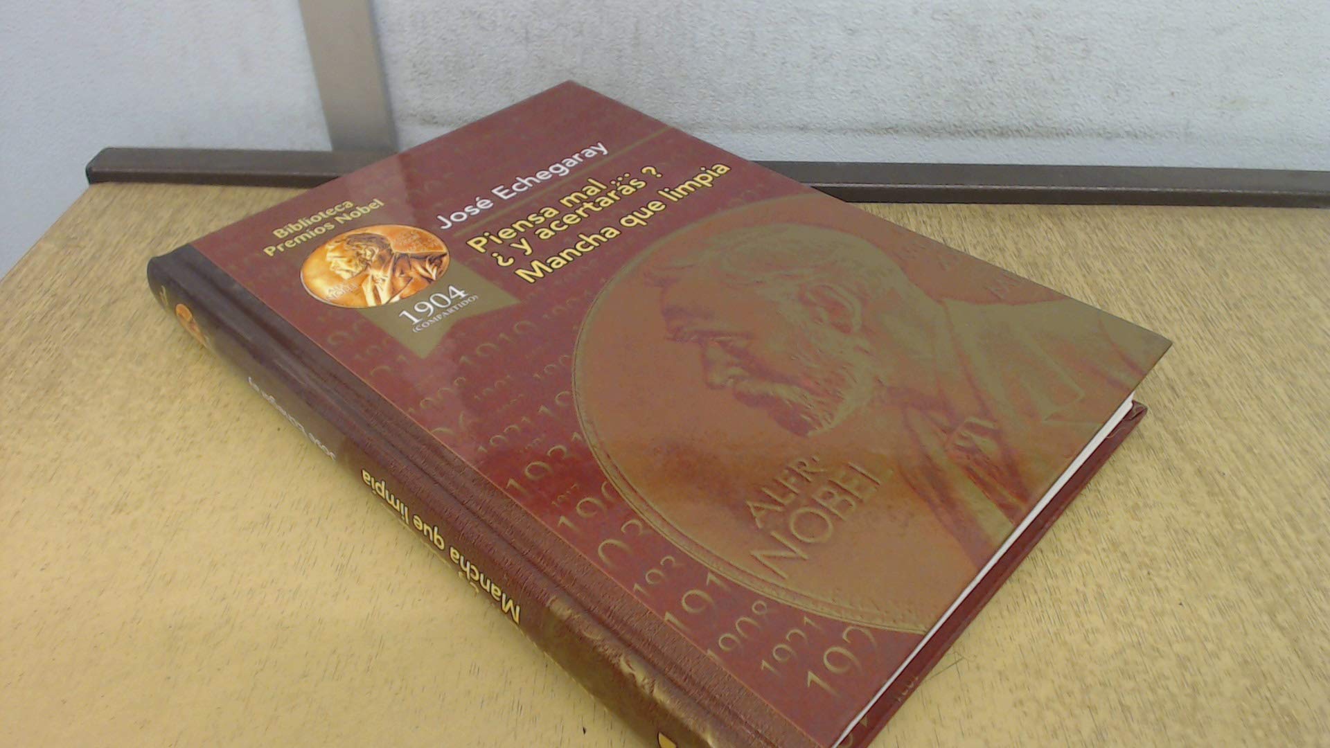 Piensa mal y acertarás ; Mancha que limpia (Biblioteca Premios Nóbel) Books