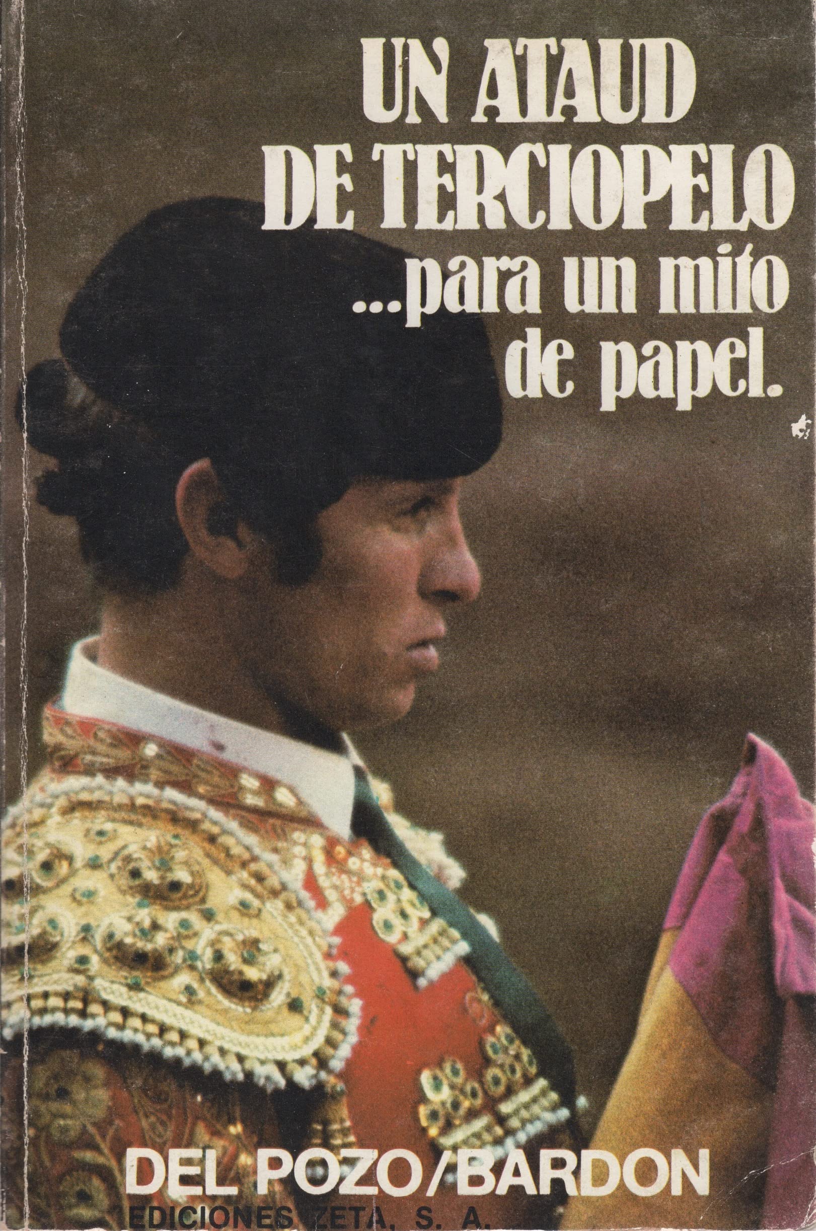 UN ATAUD DE TERCIOPELO… PARA UN MITO DE PAPEL. book