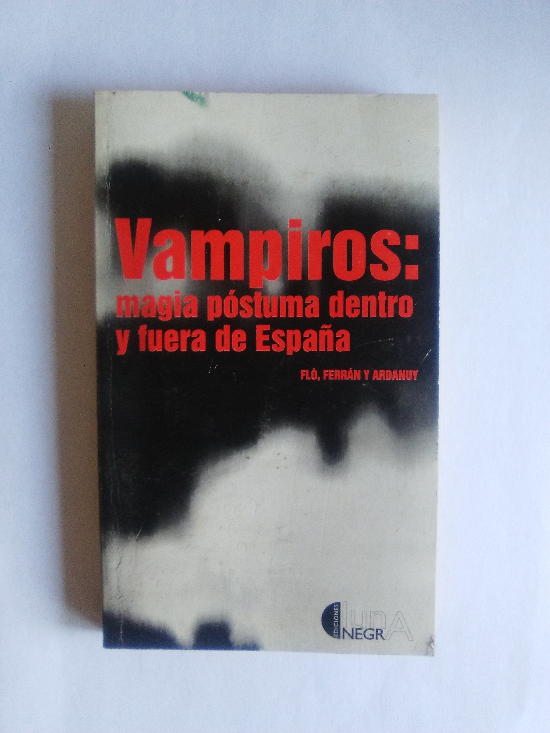 VAMPIROS: MAGIA POSTUMA DENTRO Y FUERA DE ESPAÑA book