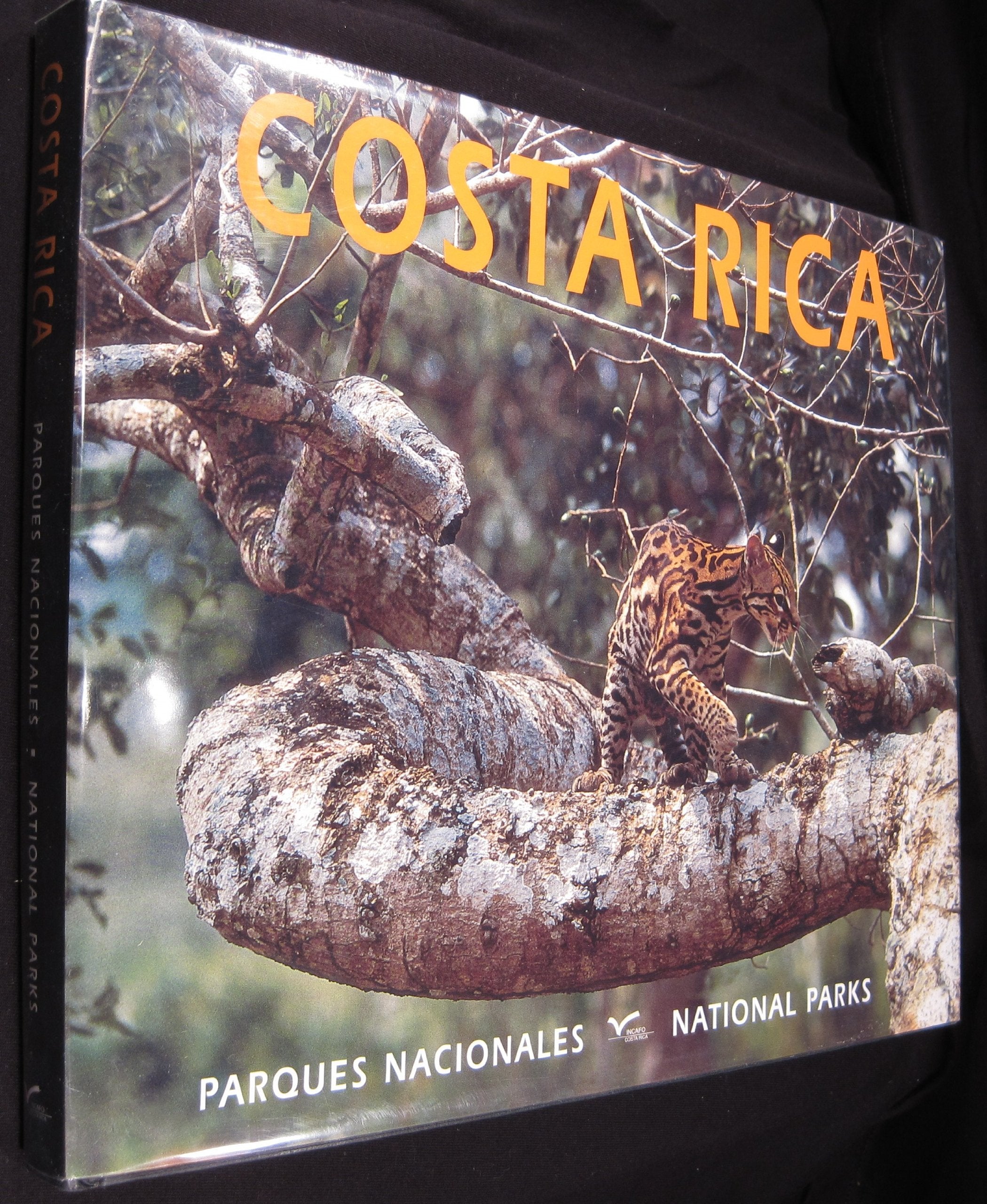 Costa Rica: Parques Nacionales/National Parks book