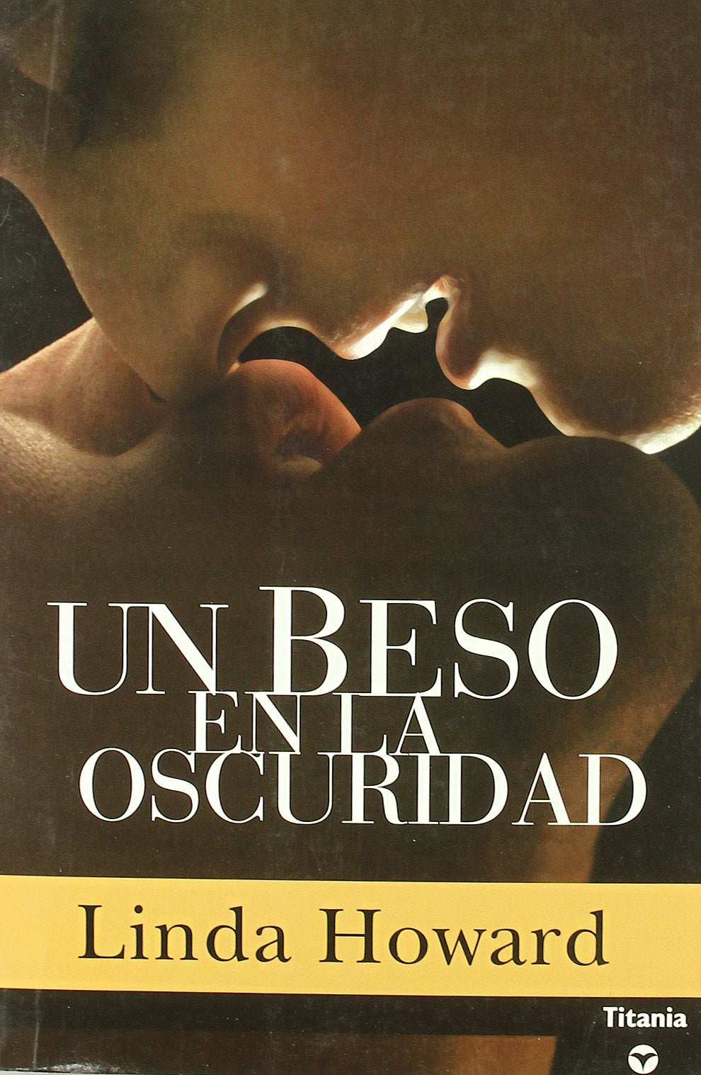 Un Beso En La Oscuridad / Kiss Me While I Sleep book