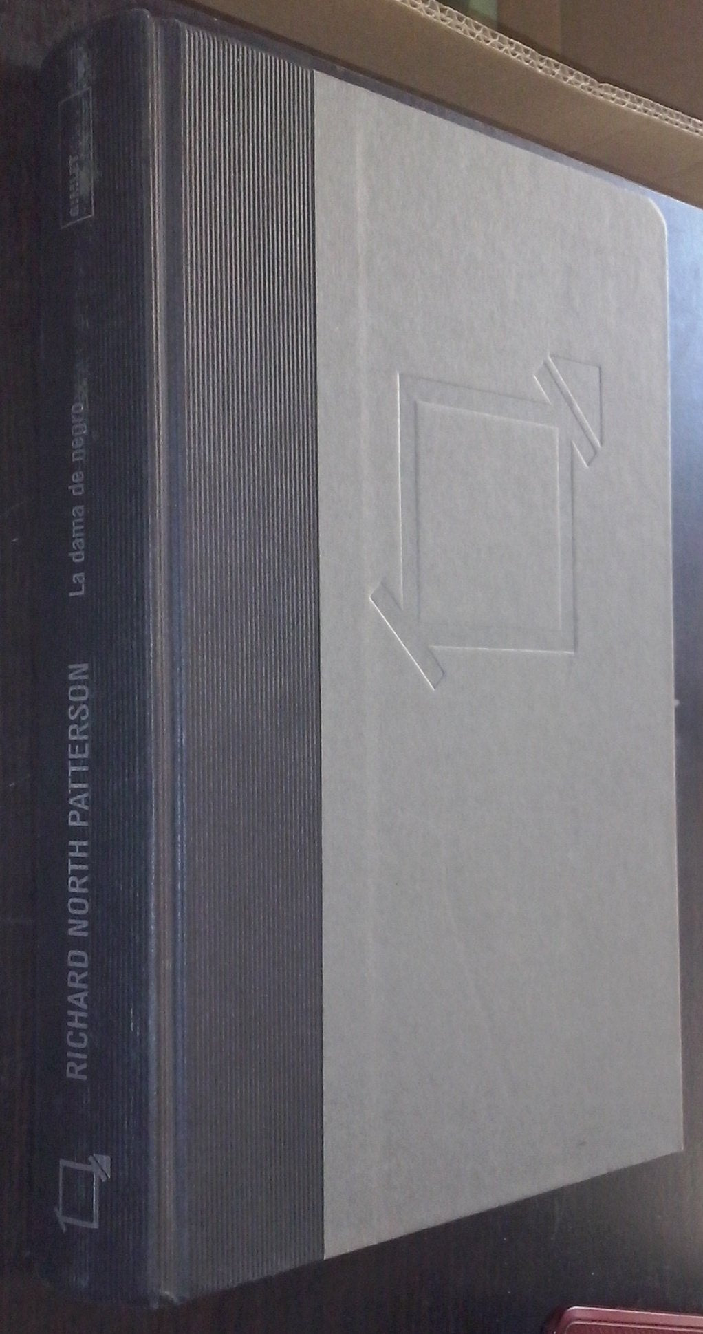 La dama de negro/ The Lady in Black Contemporary literature