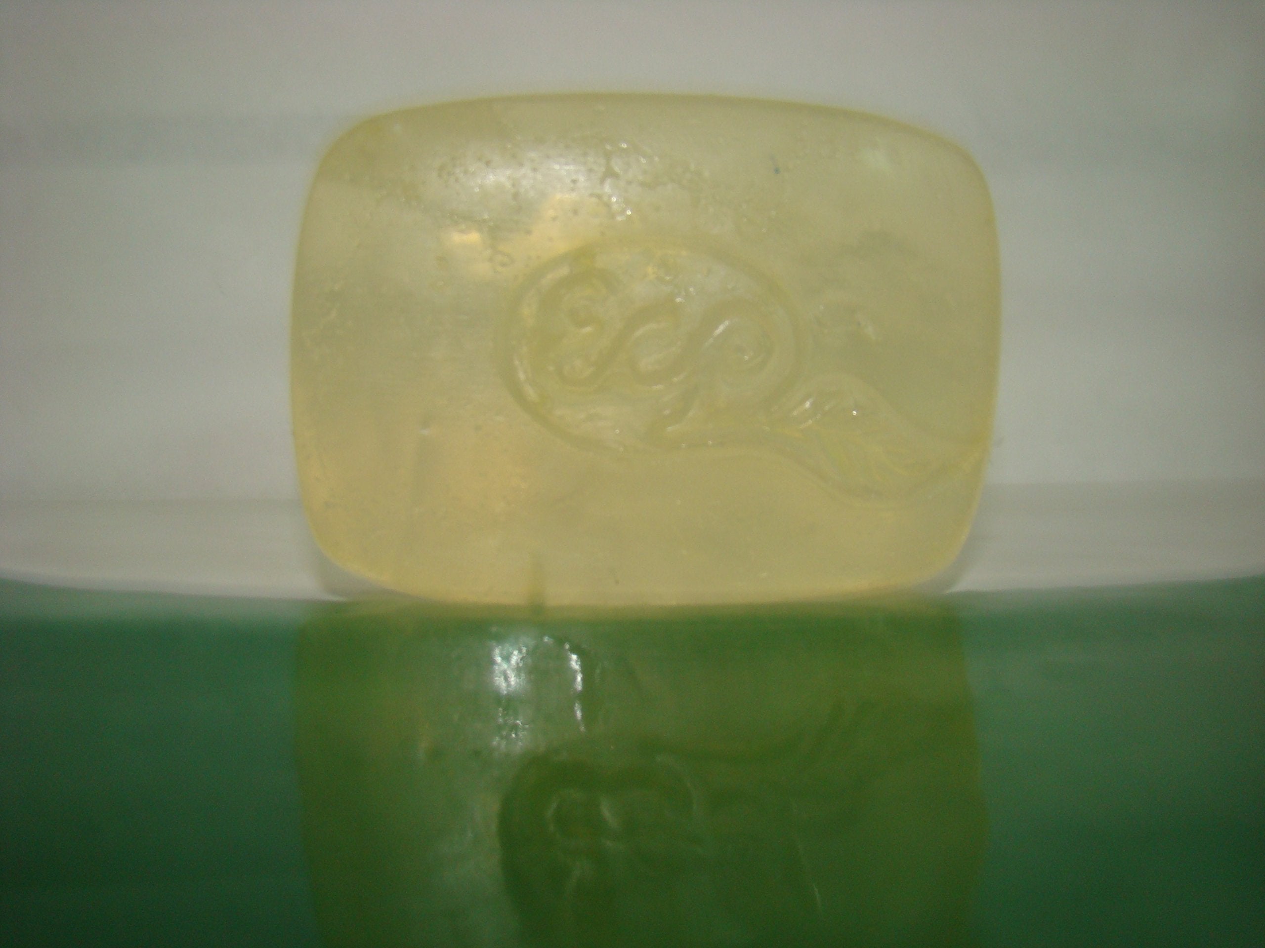 Crear 300 jabones artesanales/ 300 Handcrafted Soaps: Con la tecnica de fundido y vertido/ Great Melt & Pour Projects book
