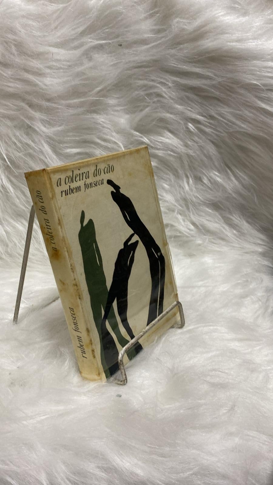 A Coleira do Cão - Coleção Saraiva de Bolso (Em Portuguese do Brasil) book