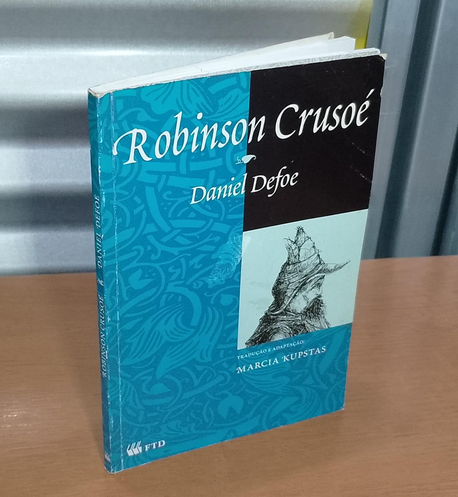 Robinson Crusoe (Em Portuguese do Brasil) book