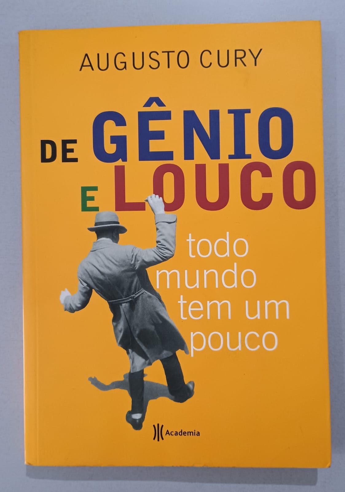 DE GENIO E LOUCO - TODO MUNDO TEM UM POUCO - portuguese book
