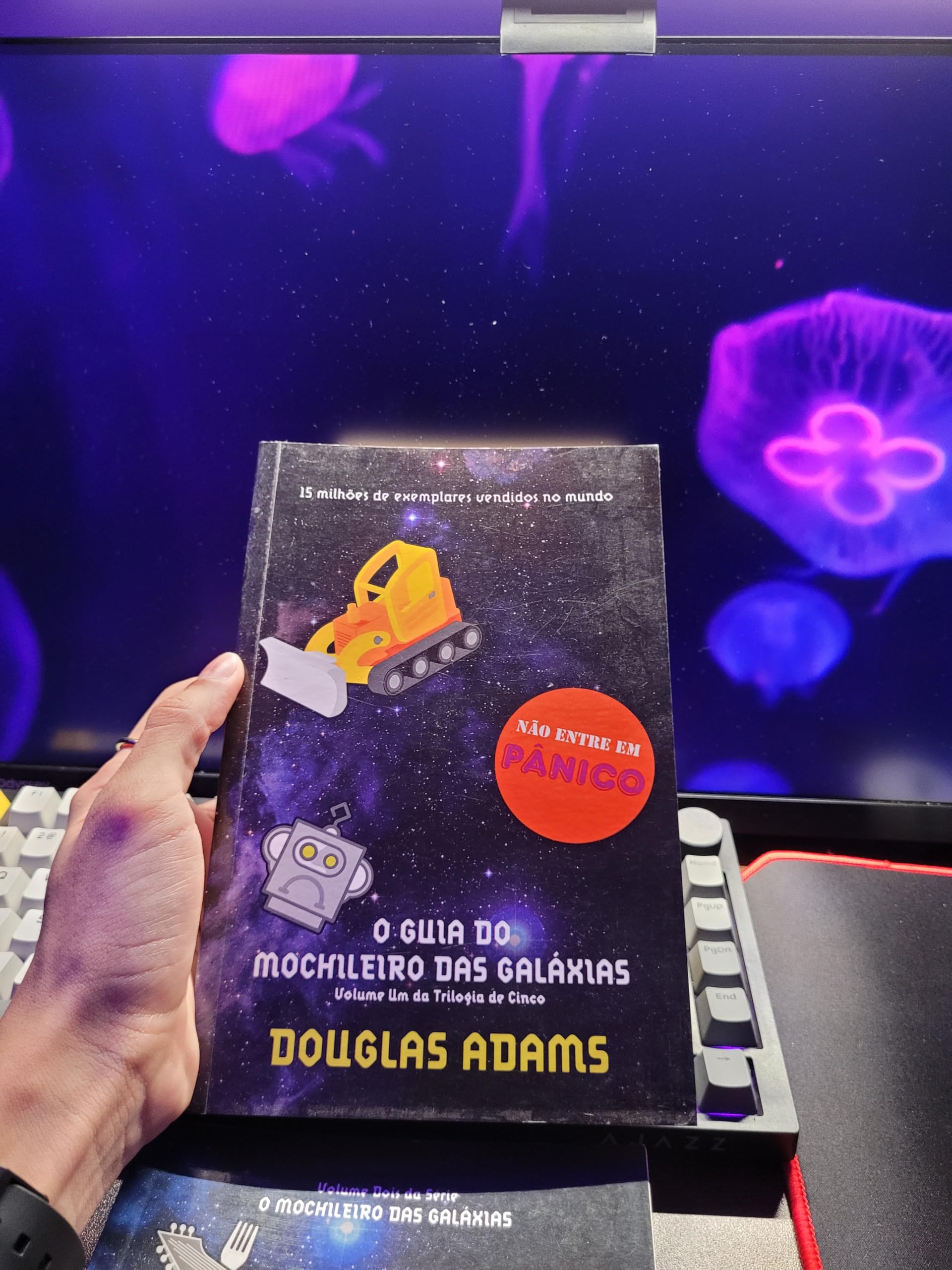 O Guia do Mochileiro das Galáxias - Volume 1 (Em Portuguese do Brasil) book