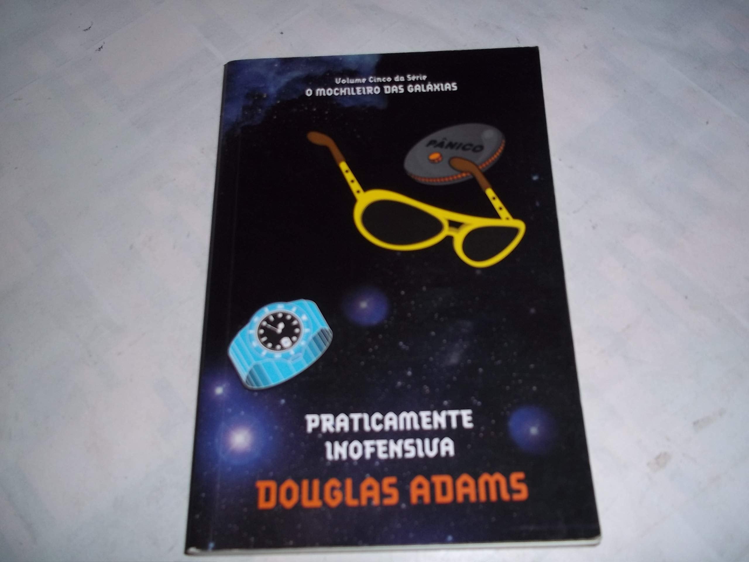 Praticamente Inofensiva - Volume 5. Série O Mochileiro das Galáxias (Em Portuguese do Brasil) Books