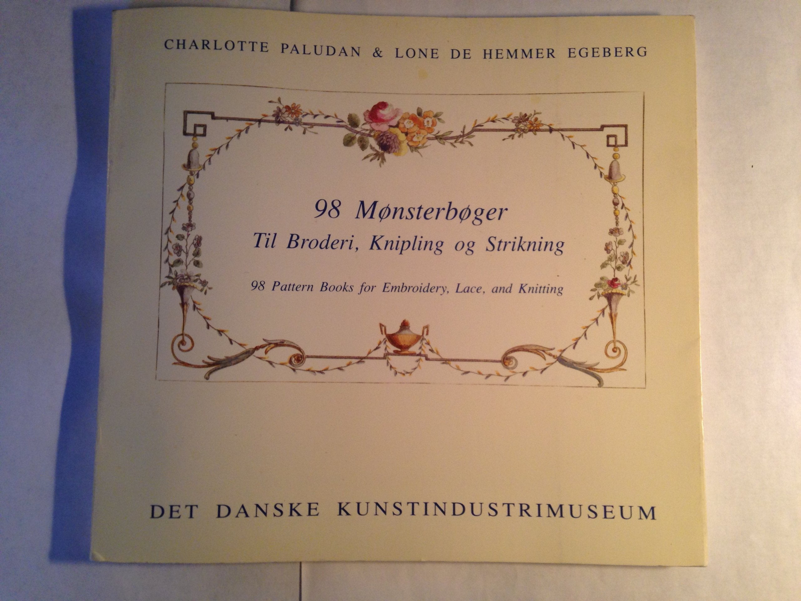 98 mønsterbøger til broderi, knipling og strikning =: 98 pattern books for embroidery, lace, and knitting (Danish Edition) Books