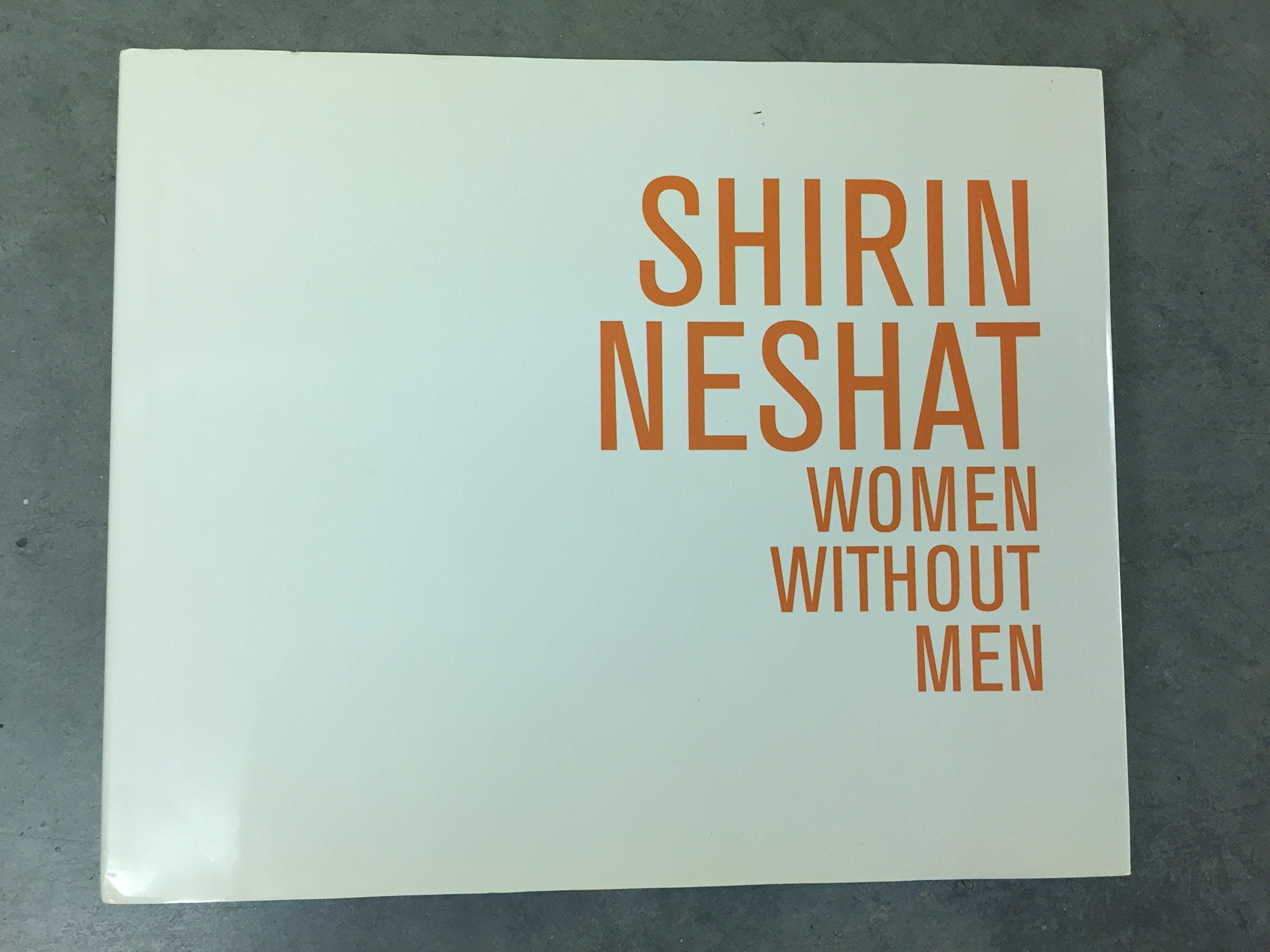 (Qazvin, Iran 1957). Mahdokht (Women without Men). Farb. Offsetdruck. 2008. Signiert. 44 x 100,5 cm; Blattgr. 70,5 x 100,5 cm. Books