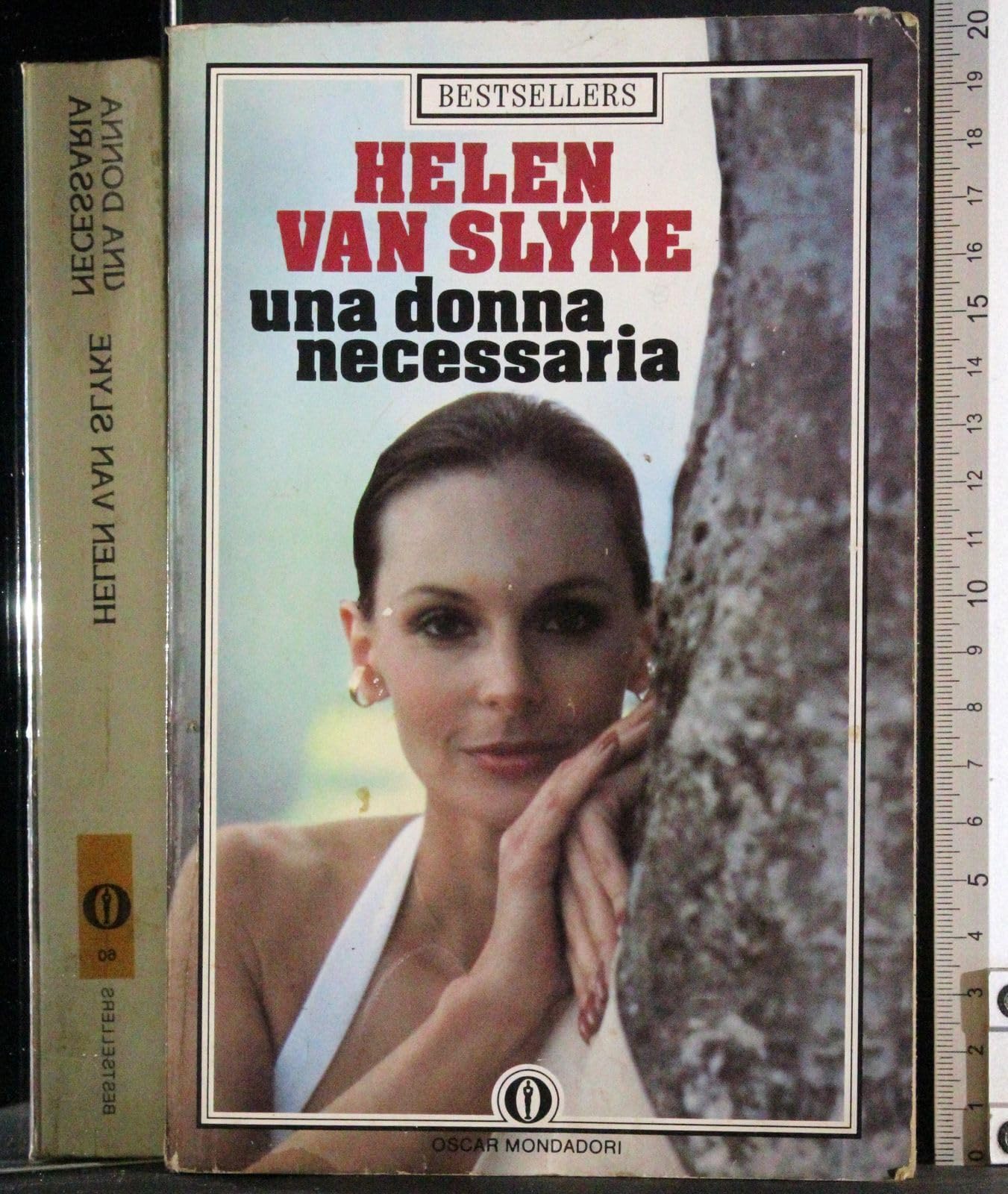 Una donna necessaria (Oscar bestsellers, Band 60) Contemporary literature