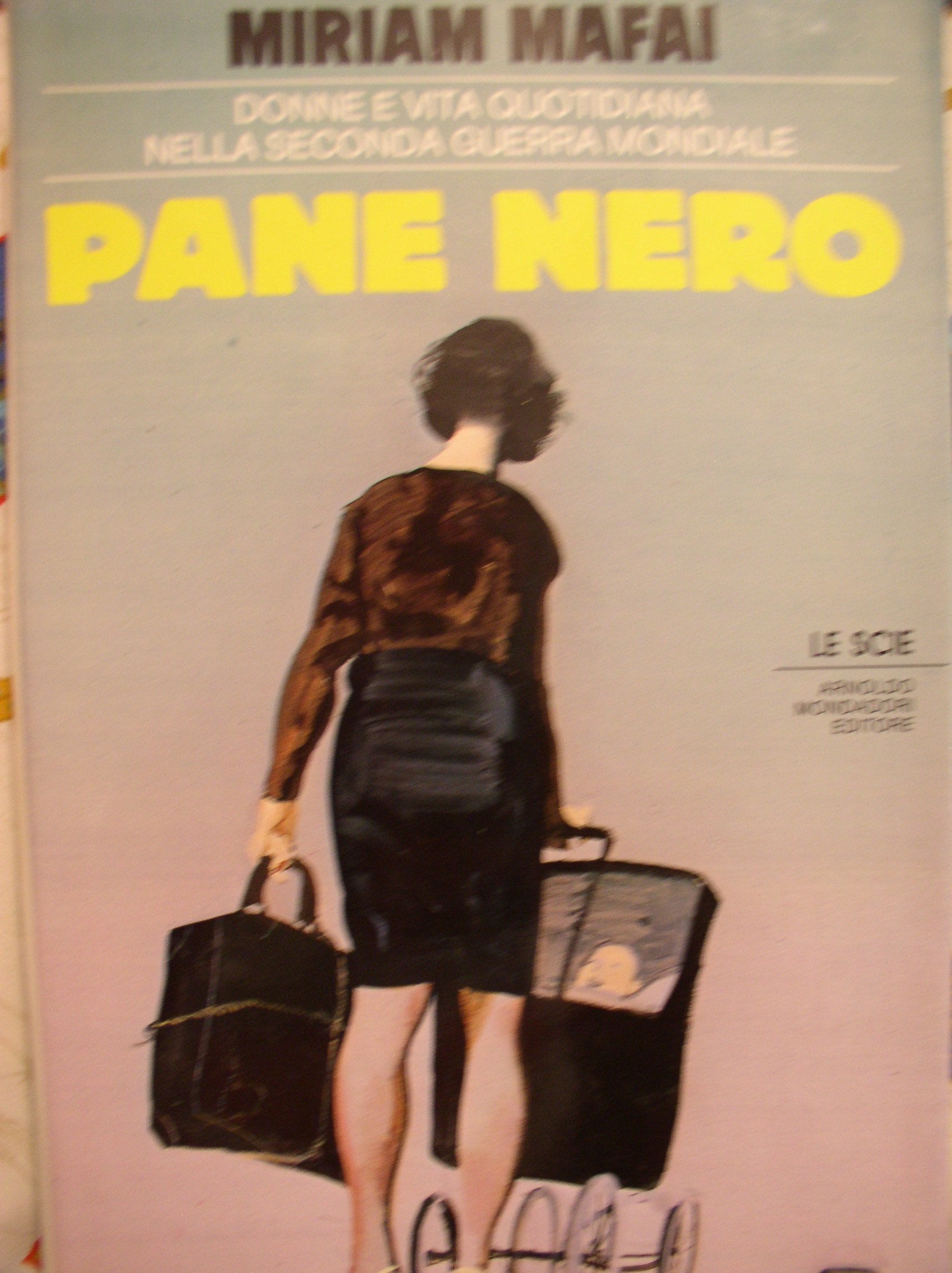 Pane nero. Donne e vita quotidiana nella seconda guerra mondiale (Le scie) Books