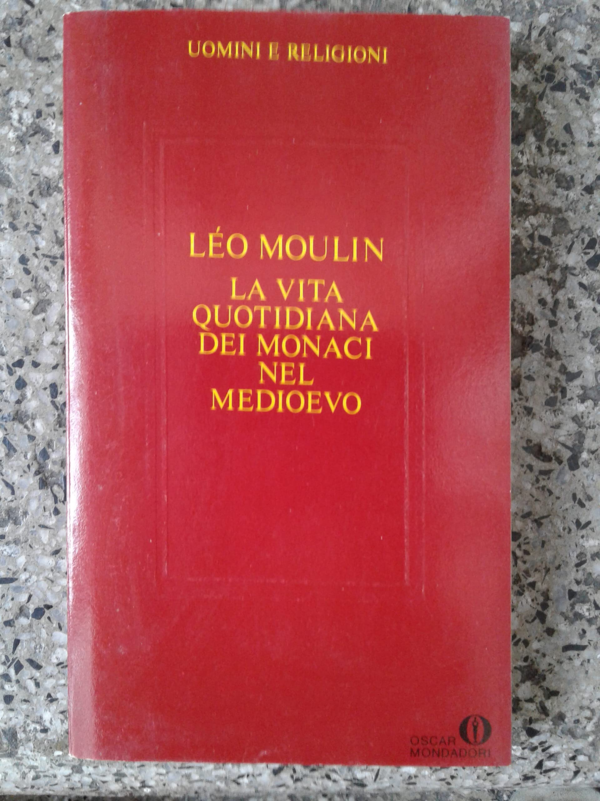 La vita quotidiana dei religiosi nel Medioevo (Oscar uomini e religioni, Band 33) Politics & History
