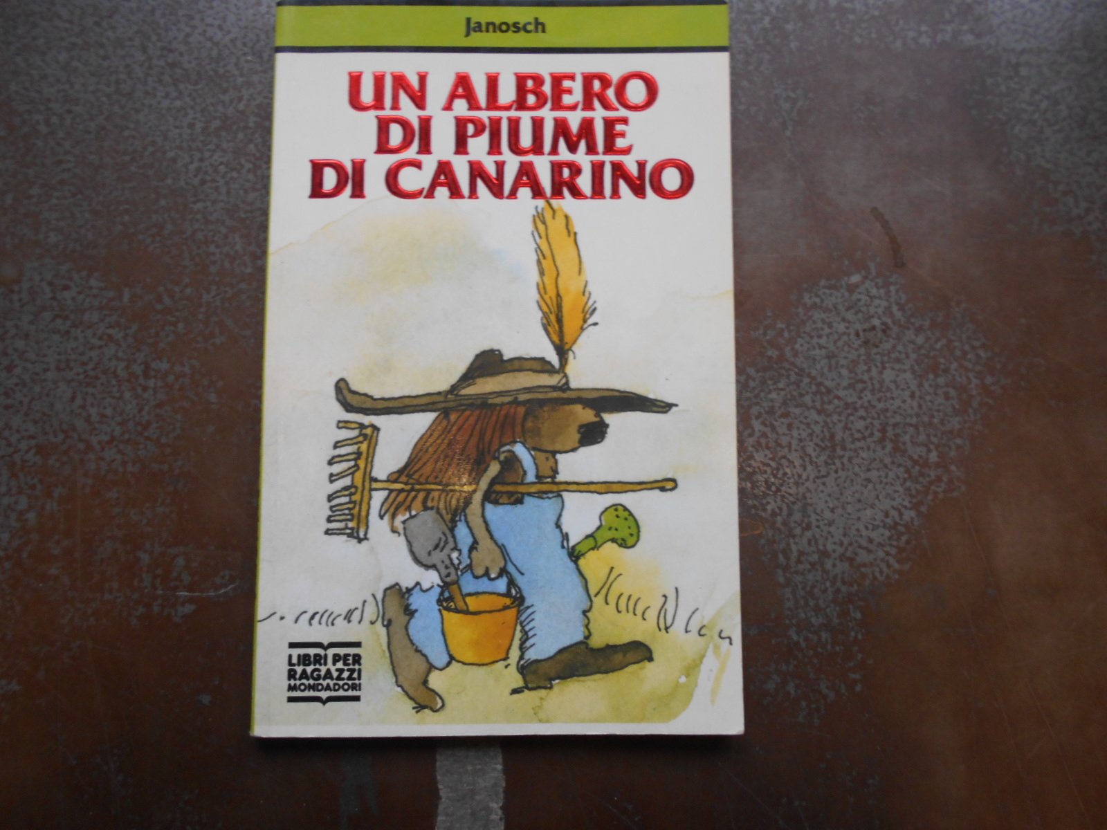 Un albero di piume di canarino e Scavolino Talpetti prende una lepre book