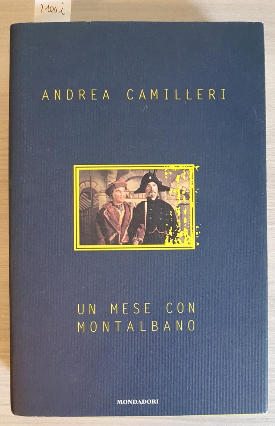 Un mese con Montalbano (Omnibus italiani) Essays & Short Stories