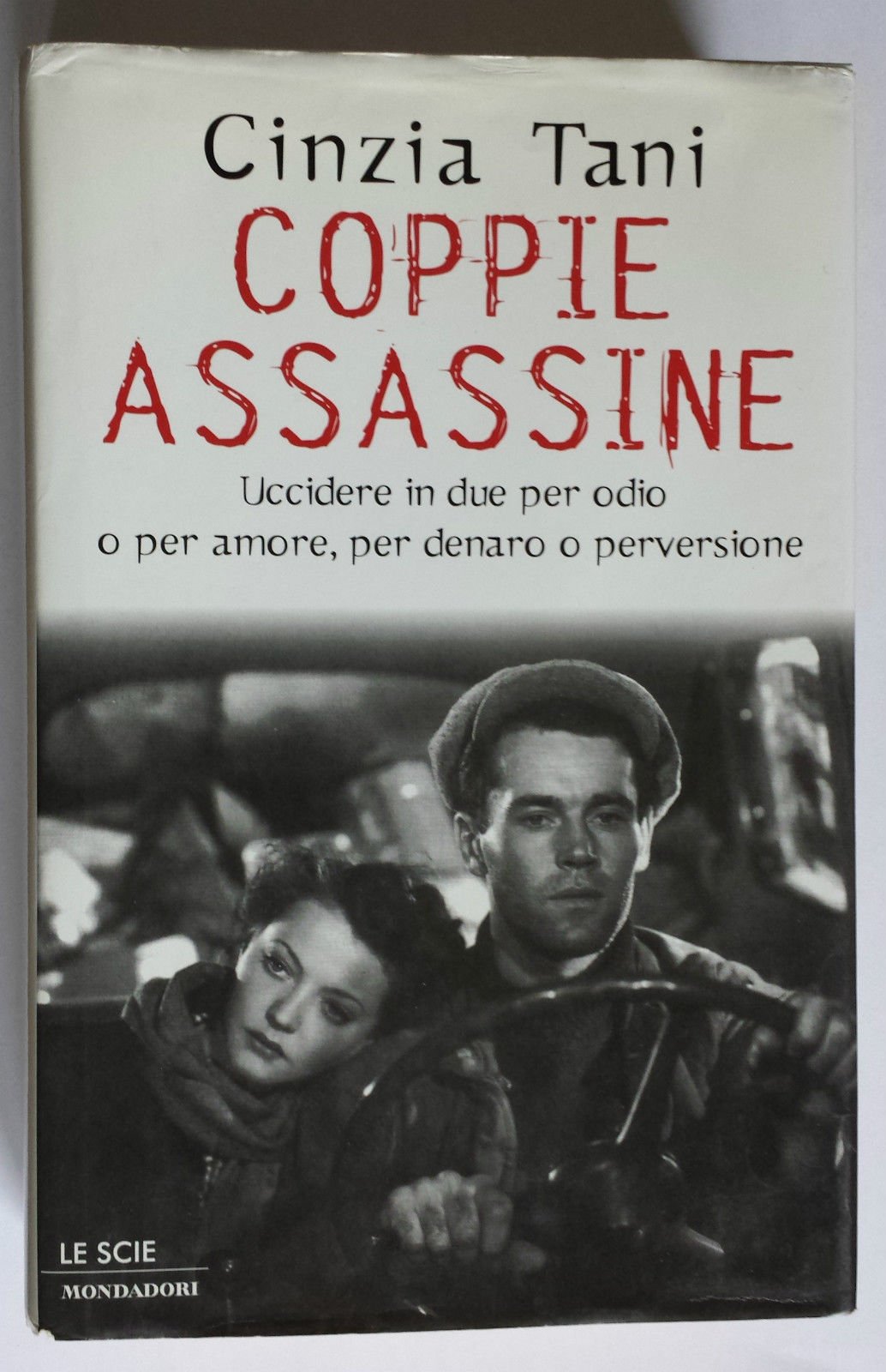 Coppie assassine (Le scie) Politics & Society