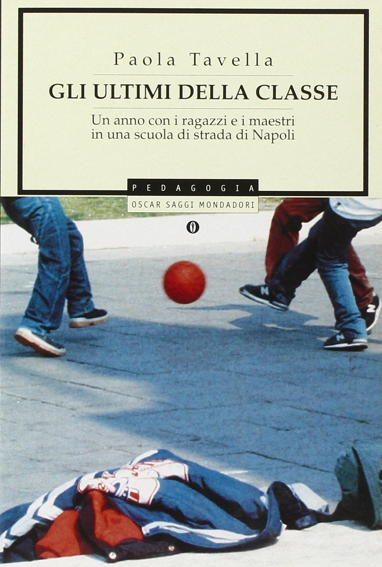 Gli ultimi della classe. Un anno con i ragazzi e i maestri in una scuola di strada a Napoli (Oscar saggi, Band 688) Books
