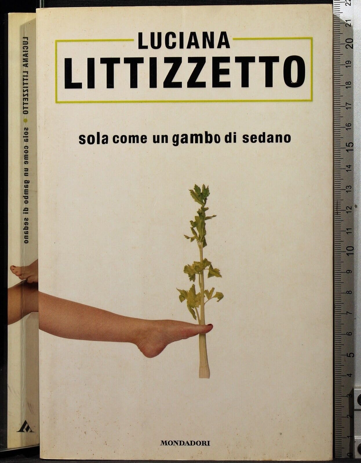 Sola come un gambo di sedano book