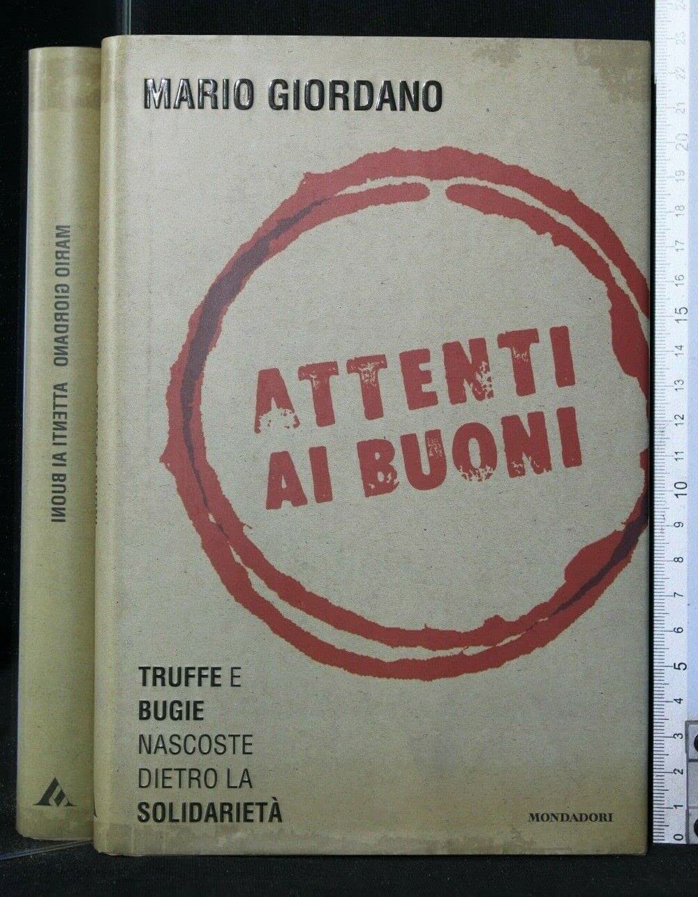 Attenti ai buoni. Truffe e bugie nascoste dietro la solidarietà book