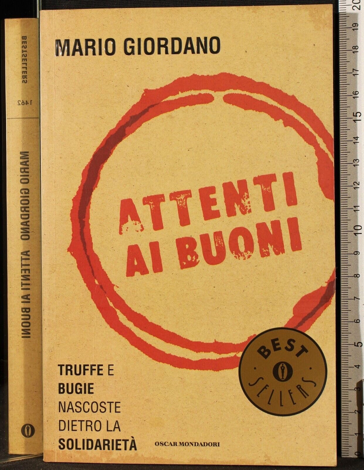 Attenti ai buoni. Truffe e bugie nascoste dietro la solidarietà book