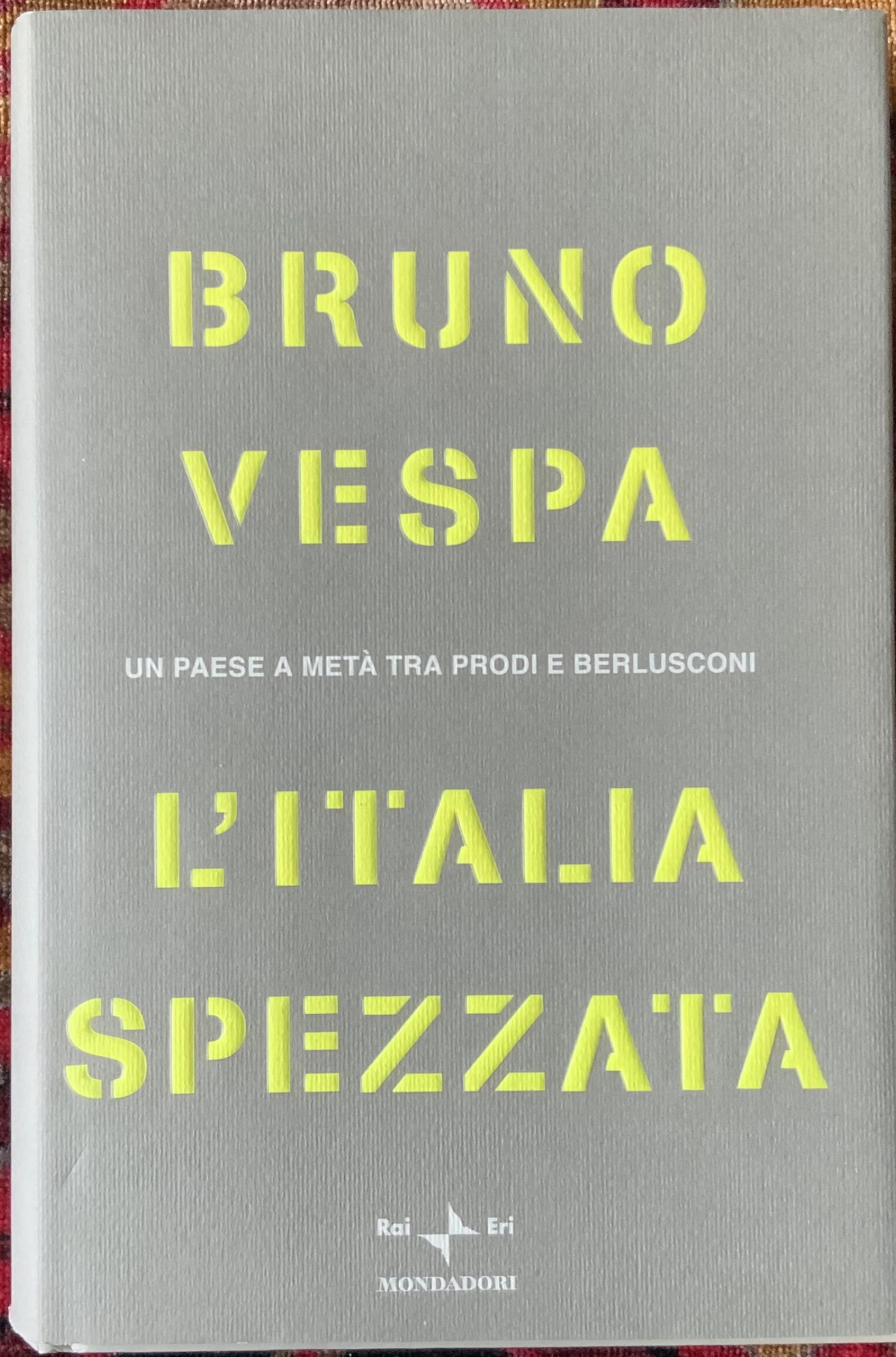 L'Italia spezzata. Un paese a metà tra Prodi e Berlusconi book