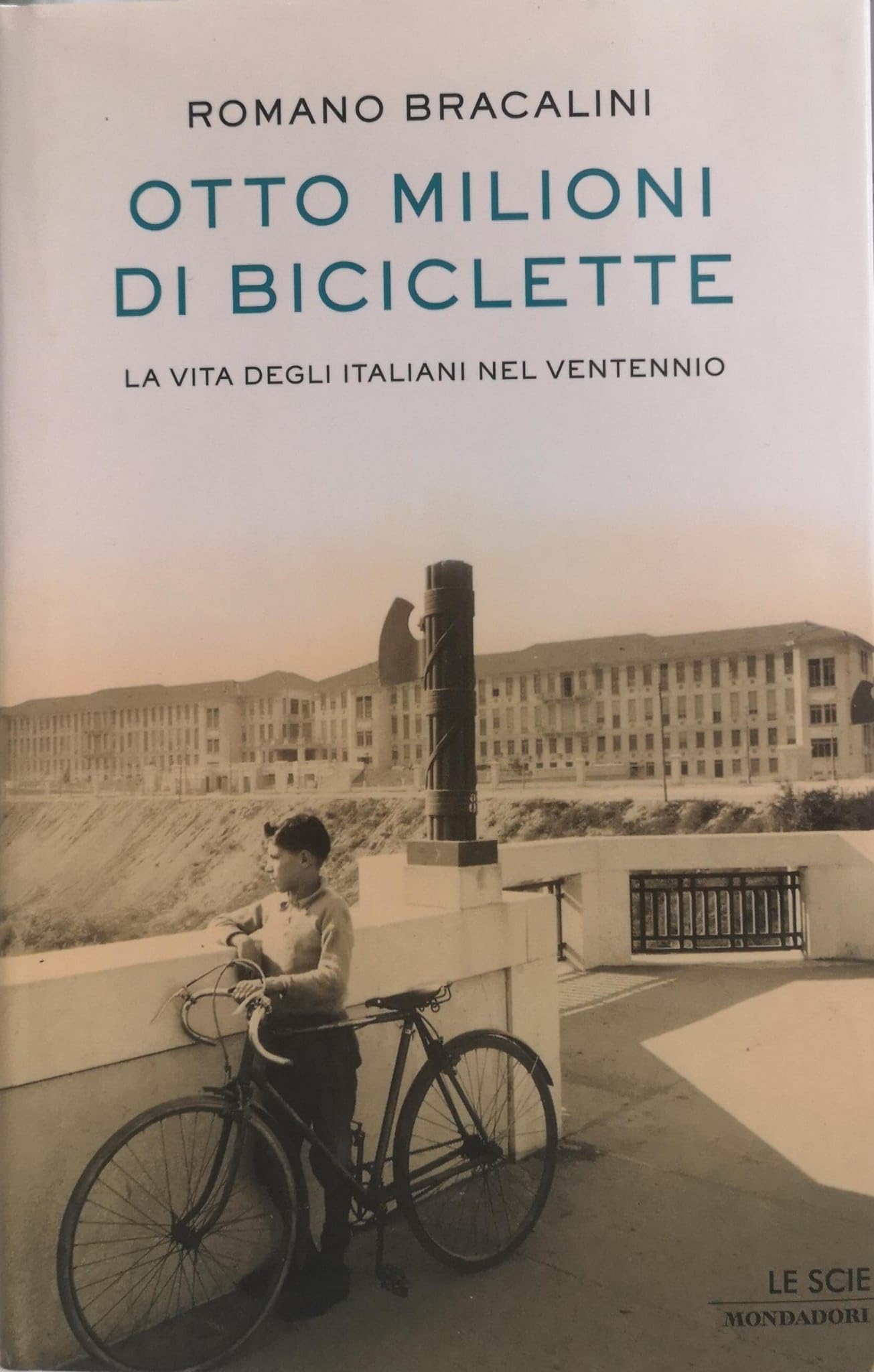 Otto milioni di biciclette. La vita degli italiani nel ventennio (Le scie) Social Sciences Books
