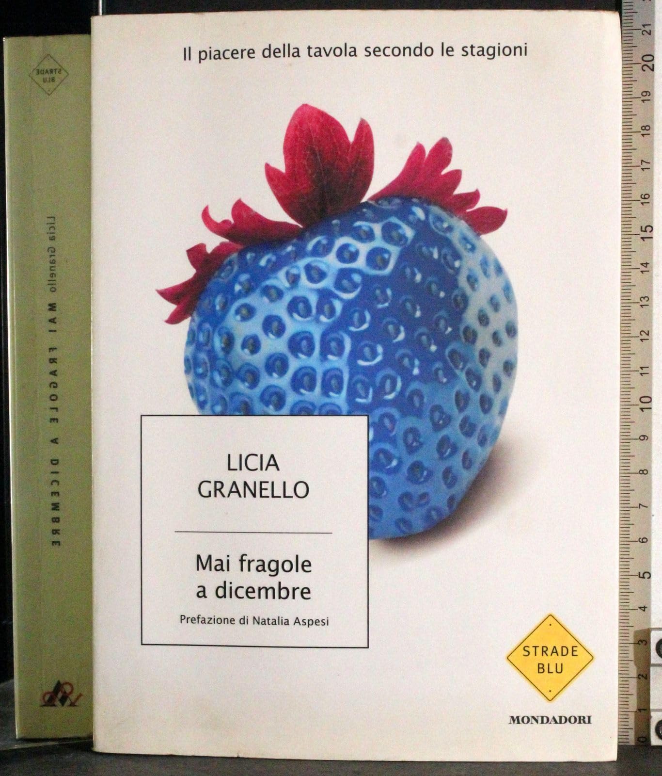 Mai fragole a dicembre. Il piacere della tavola secondo le stagioni (Strade blu. Non Fiction) Leisure, Home & Garden